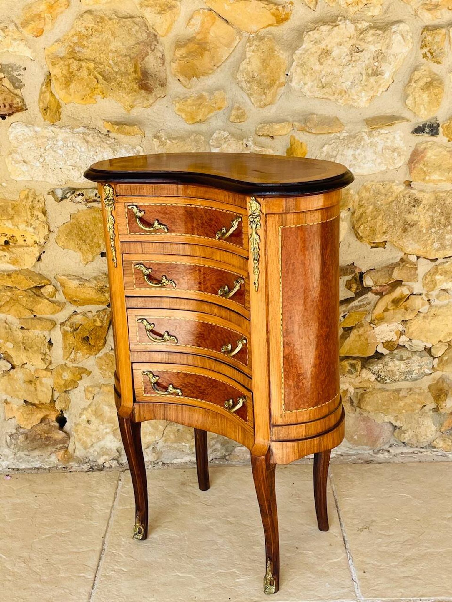 Commode style Louis XV en loupe d'orme et noyer