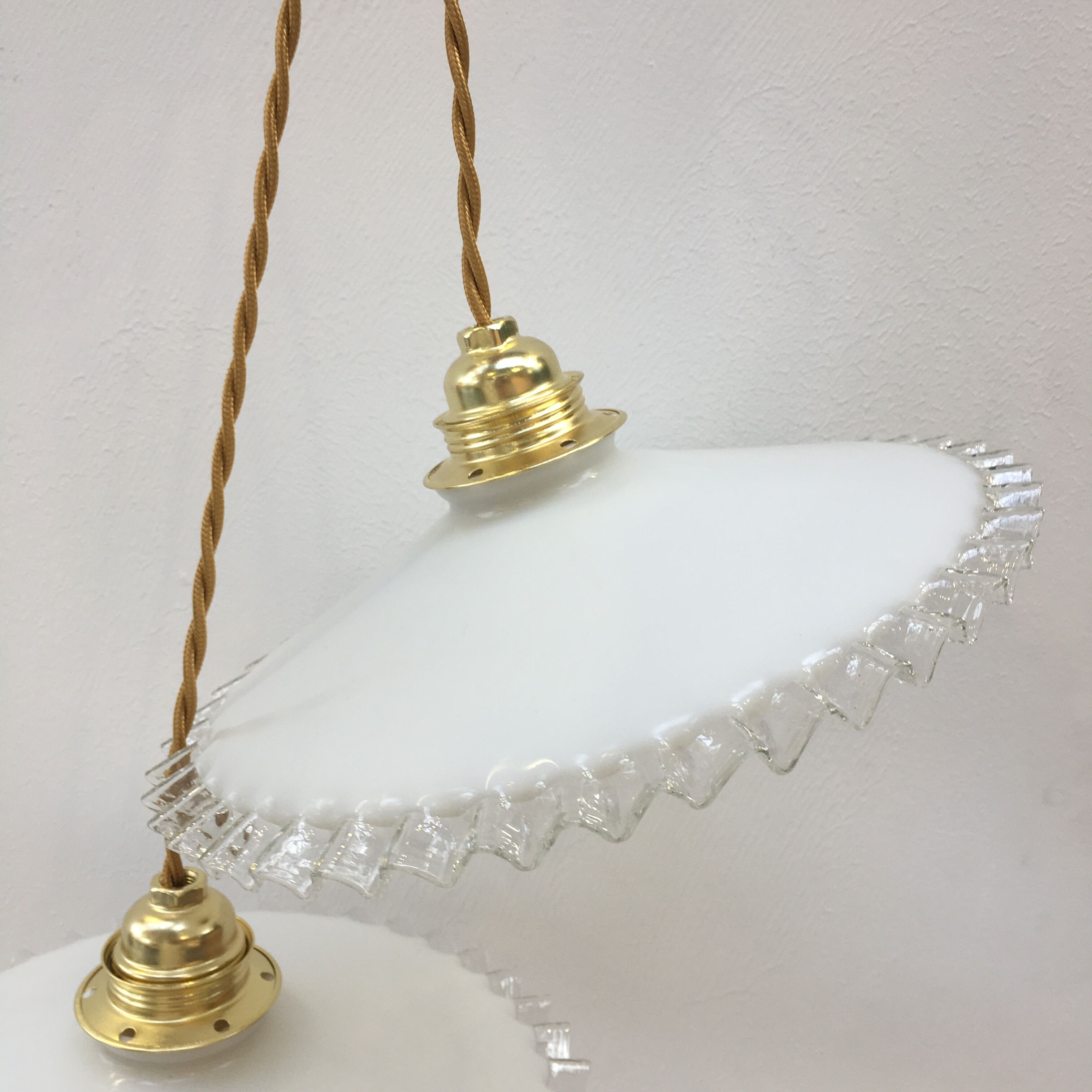 Paire de suspensions en opaline blanche à bords dentelés