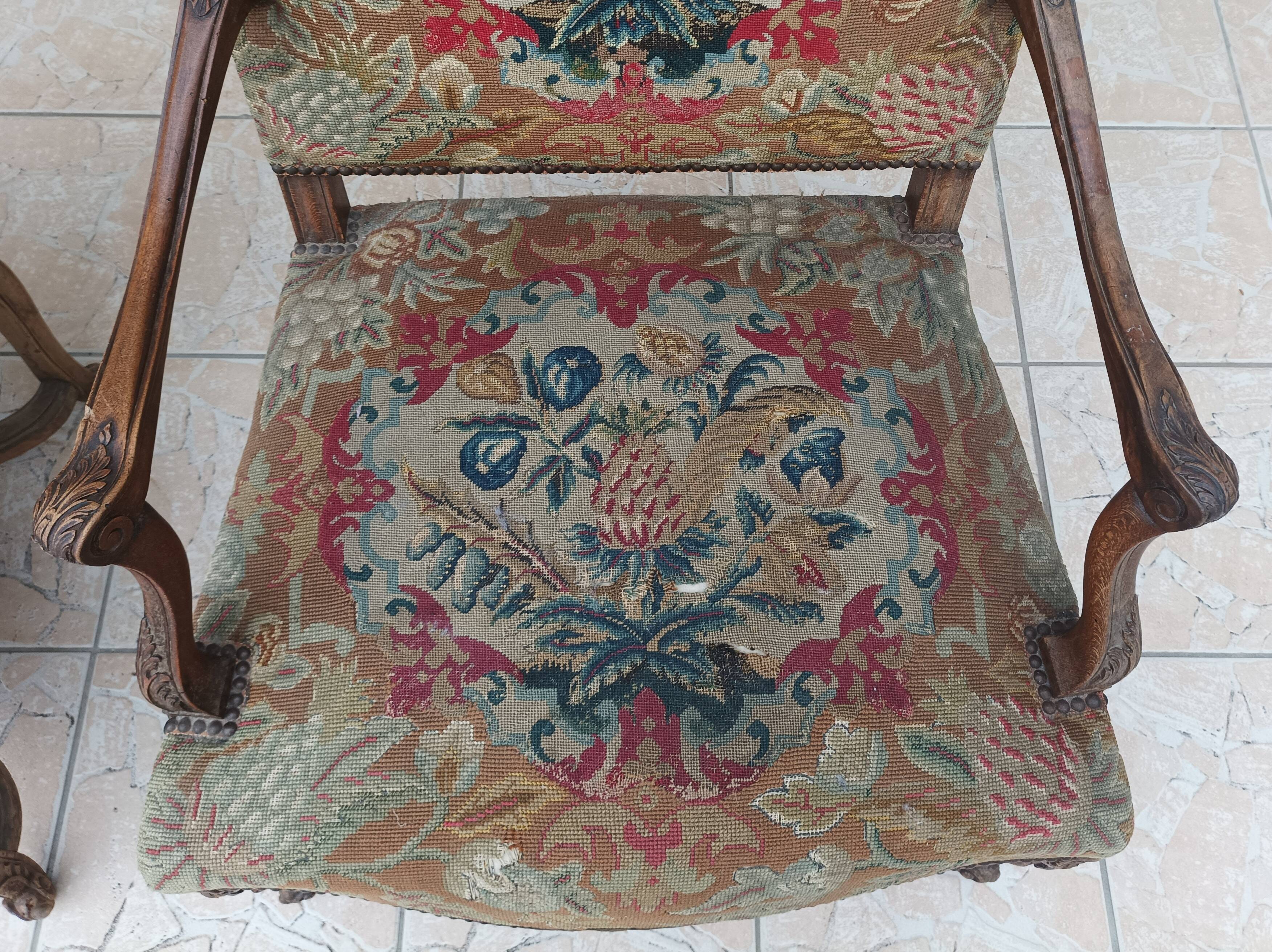 Paire de fauteuils Régence en noyer sculpté