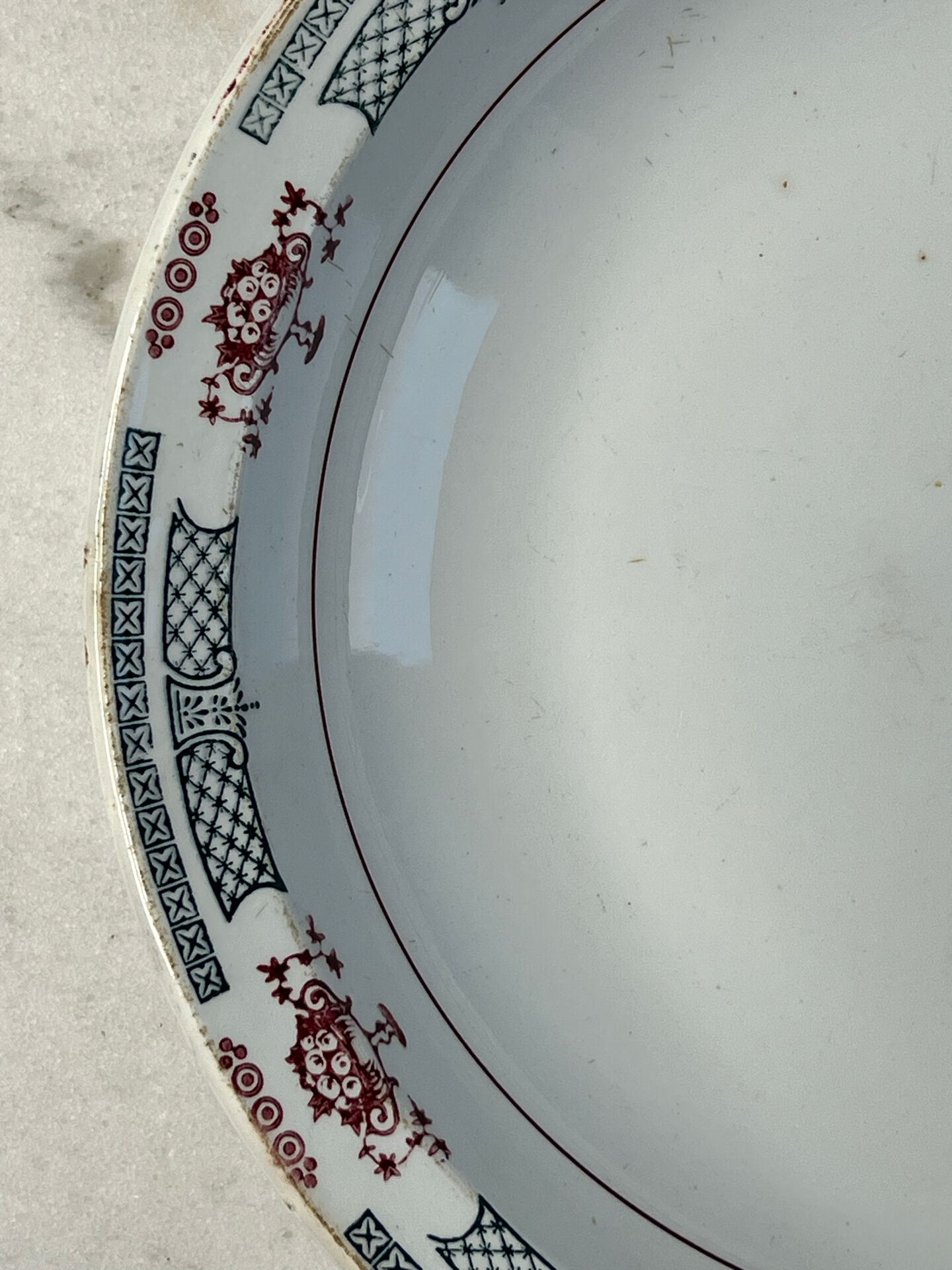 Plat de présentation en faïence Saint-Amand 26,5cm