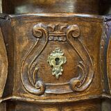 commode Tombeau galbée de style Louis XV en bois massif