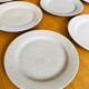 12 Assiettes plates en grès moucheté vintage