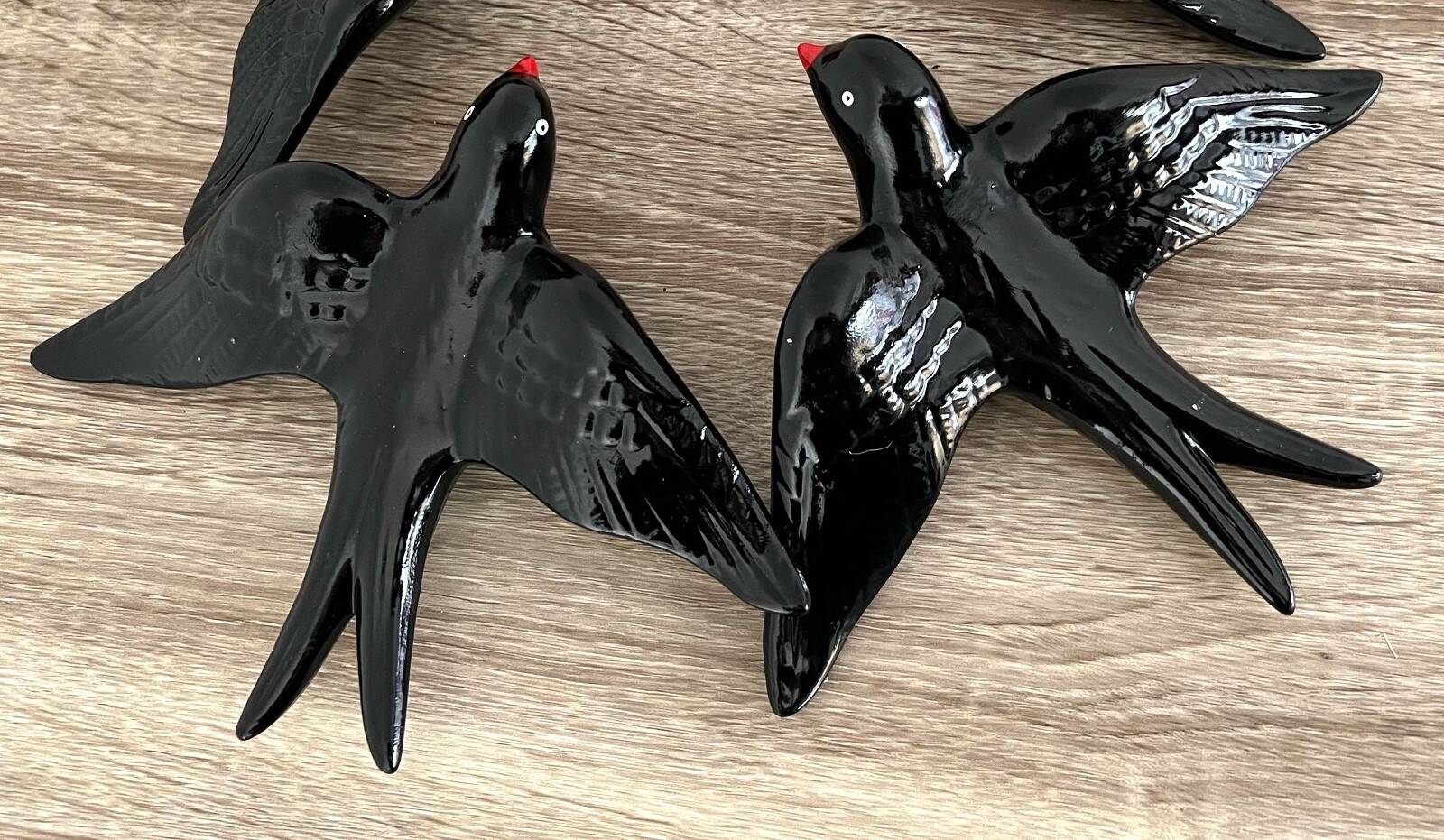 2 large swallows, 14 cm x 18.5 cm, to hang