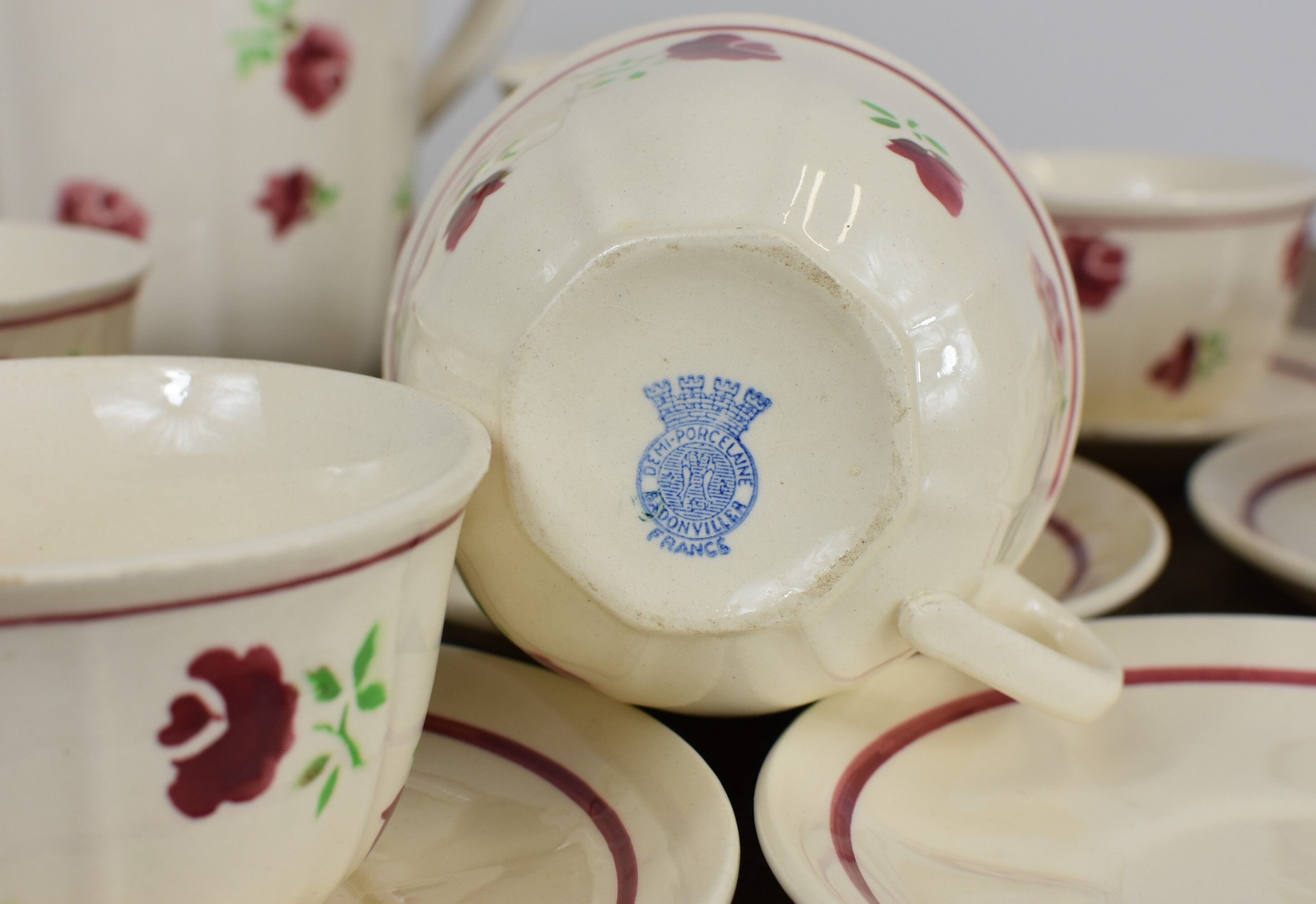 Set of 6 coffee cups his coffee teapot and milk teapot.