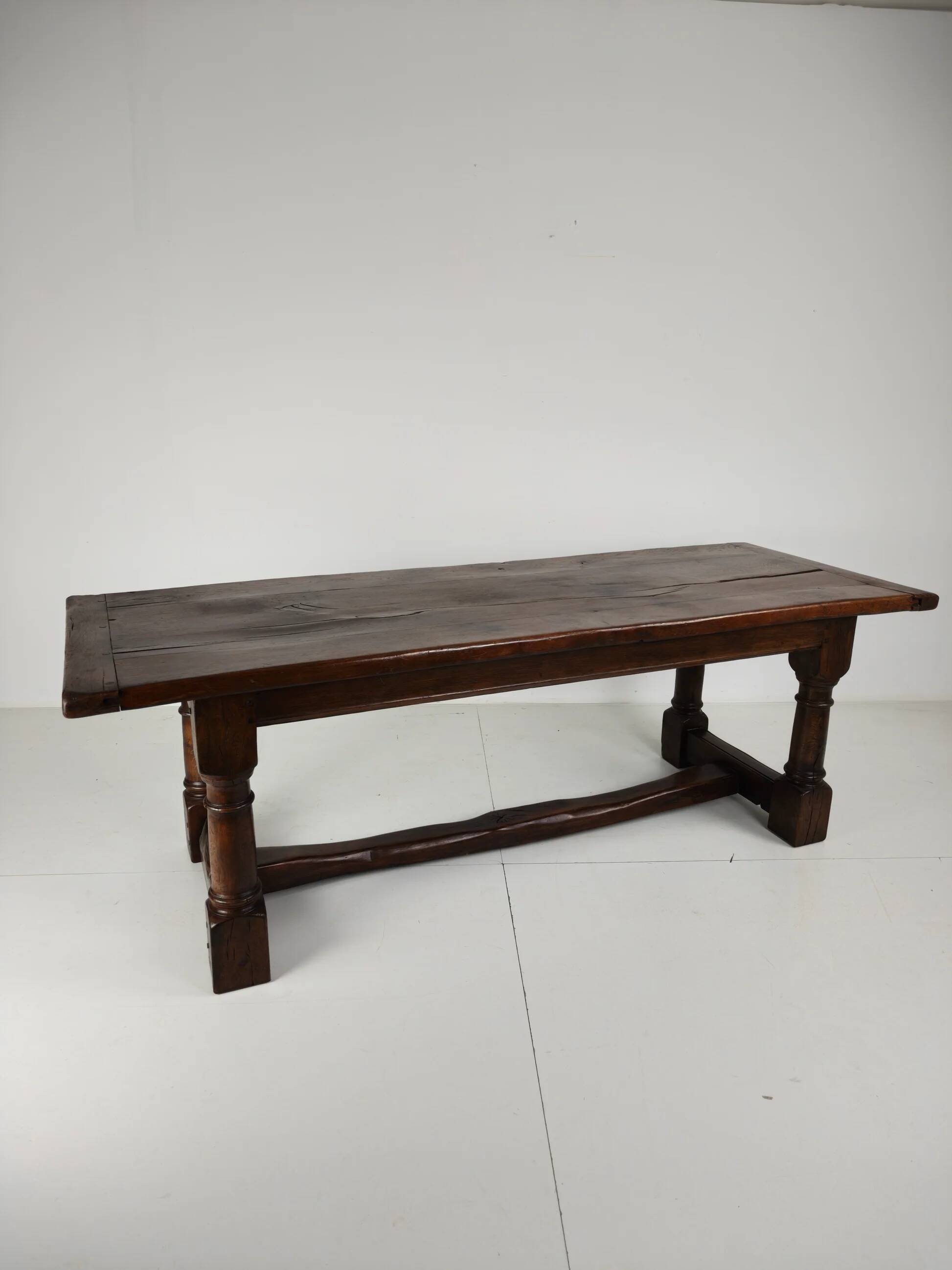 Solid English oak dining table – 20th century with beautiful grain & patina