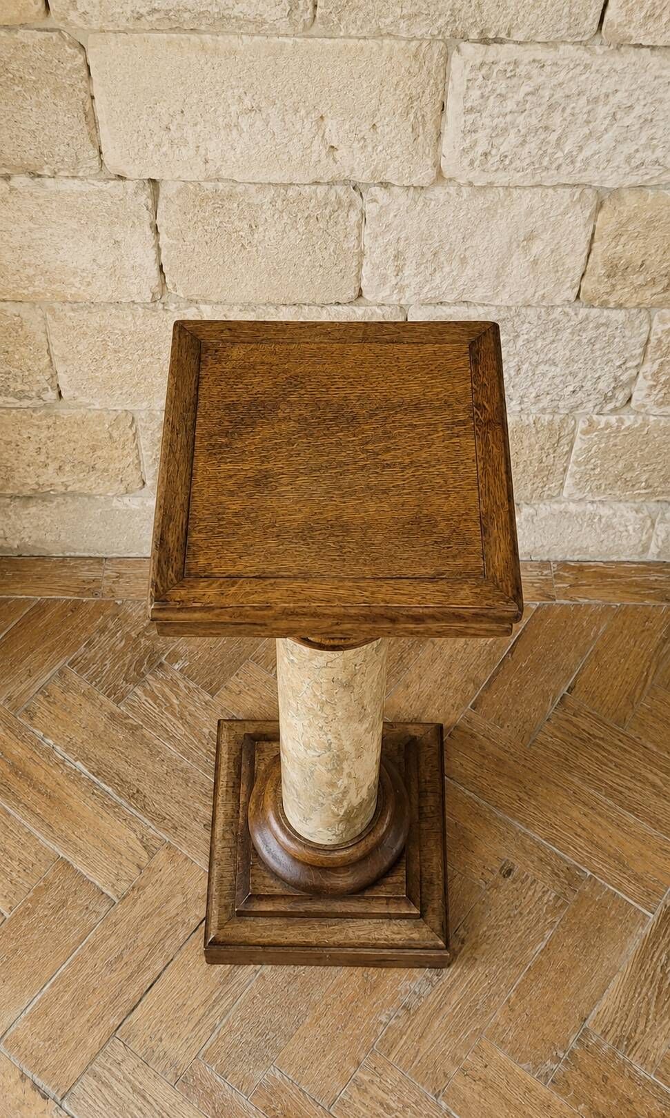 Wood and lacquer pedestal column table mimicking marble, 19th century.