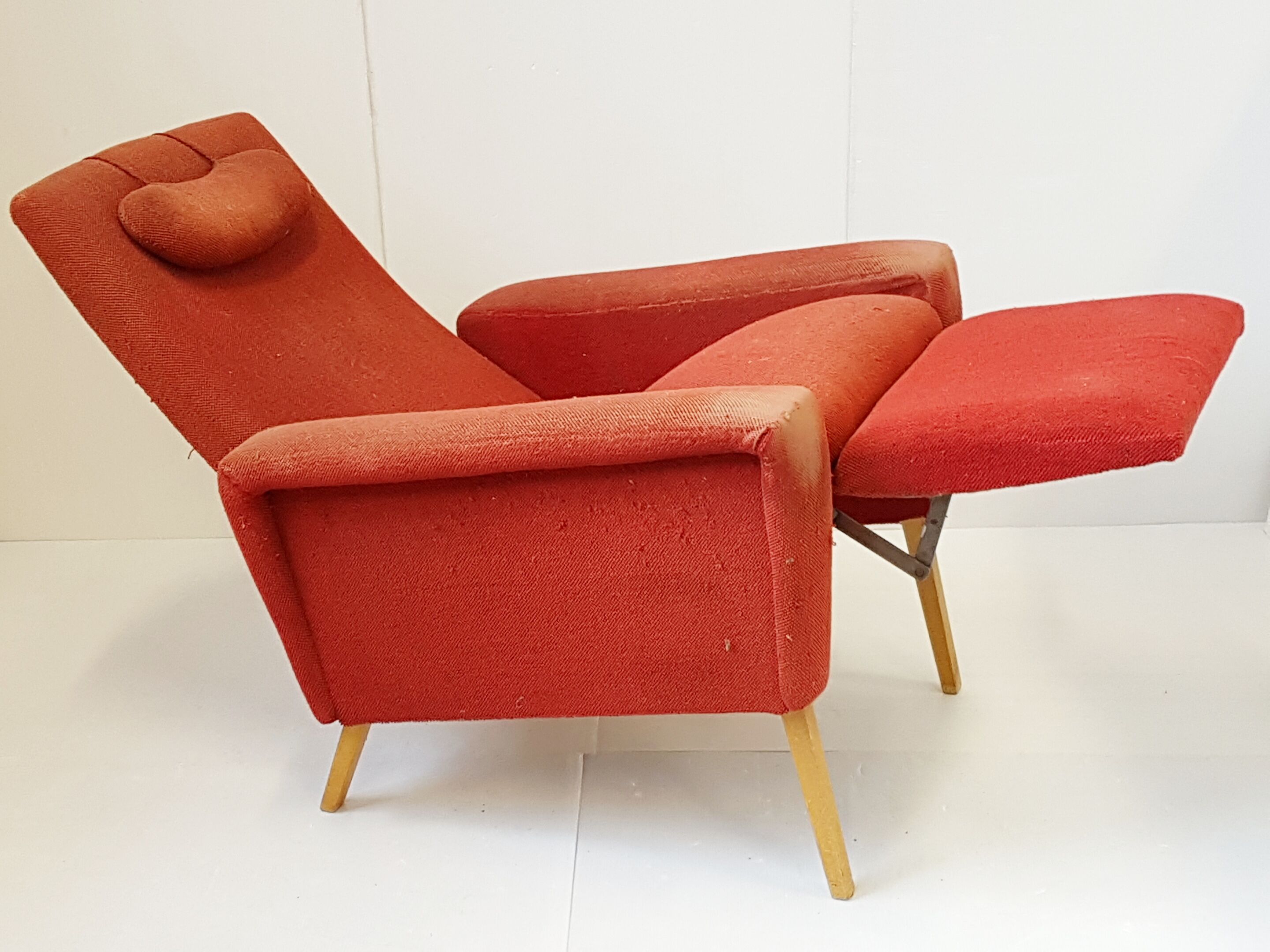 Chair with footrest of the 1950s