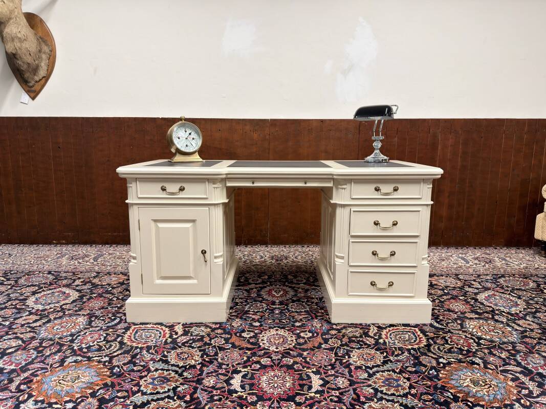 Bureau Chesterfield classique crème anglais