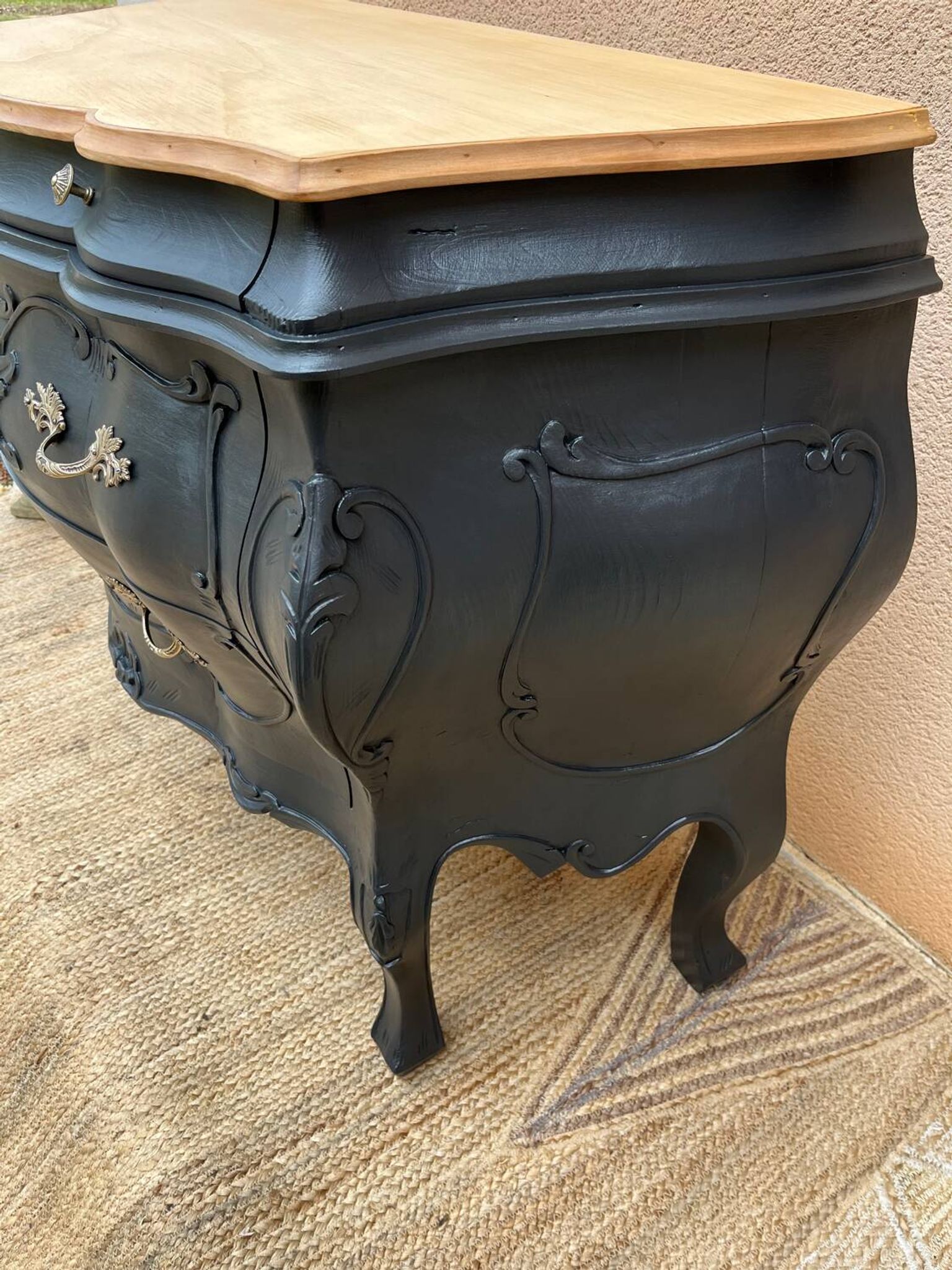Commode galbée peinte en noir et bois