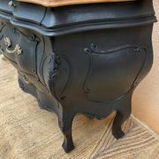 Commode galbée peinte en noir et bois