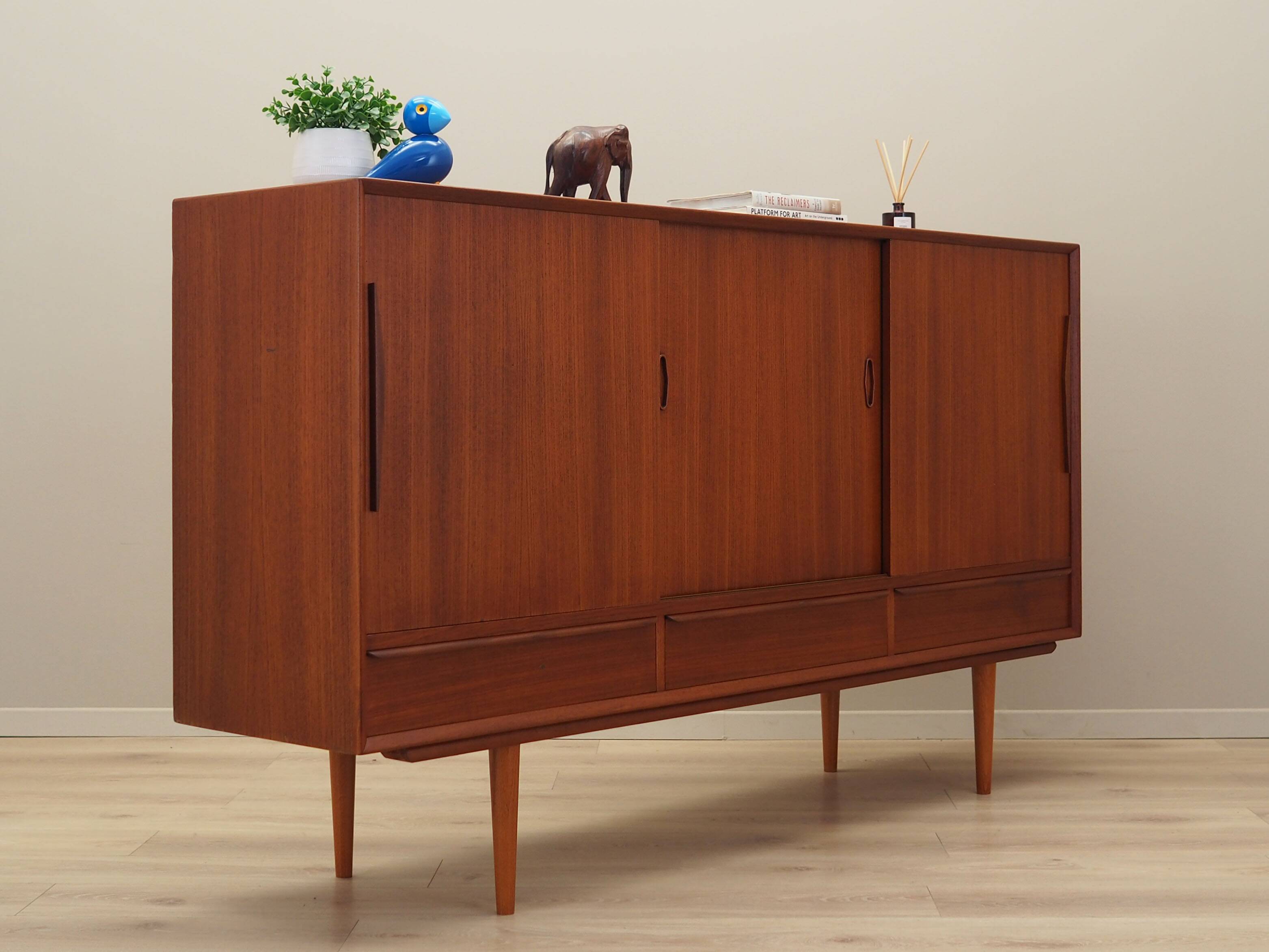 Buffet haut en teck, design danois, années 1960, production : Danemark