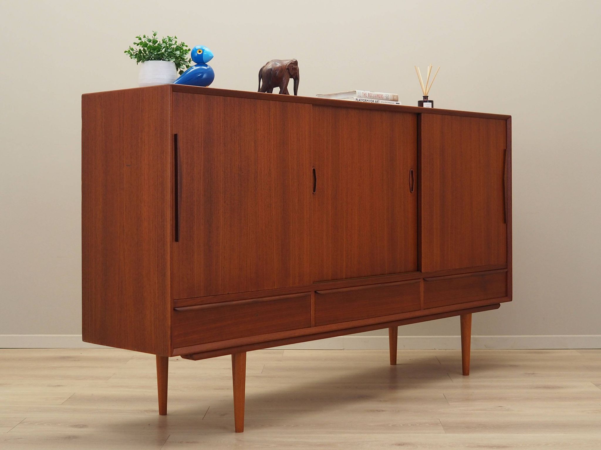 Buffet haut en teck, design danois, années 1960, production : Danemark