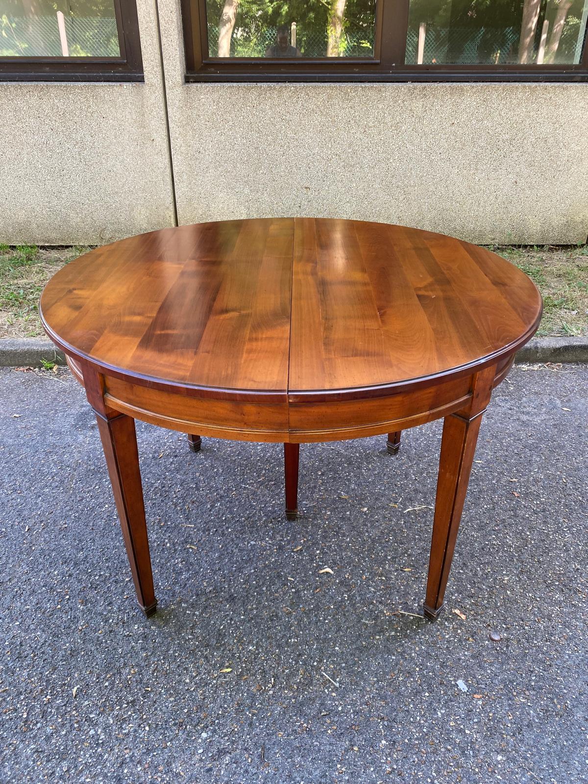 Round extendable dining table Louis XVI in cherry wood from the 1960s.