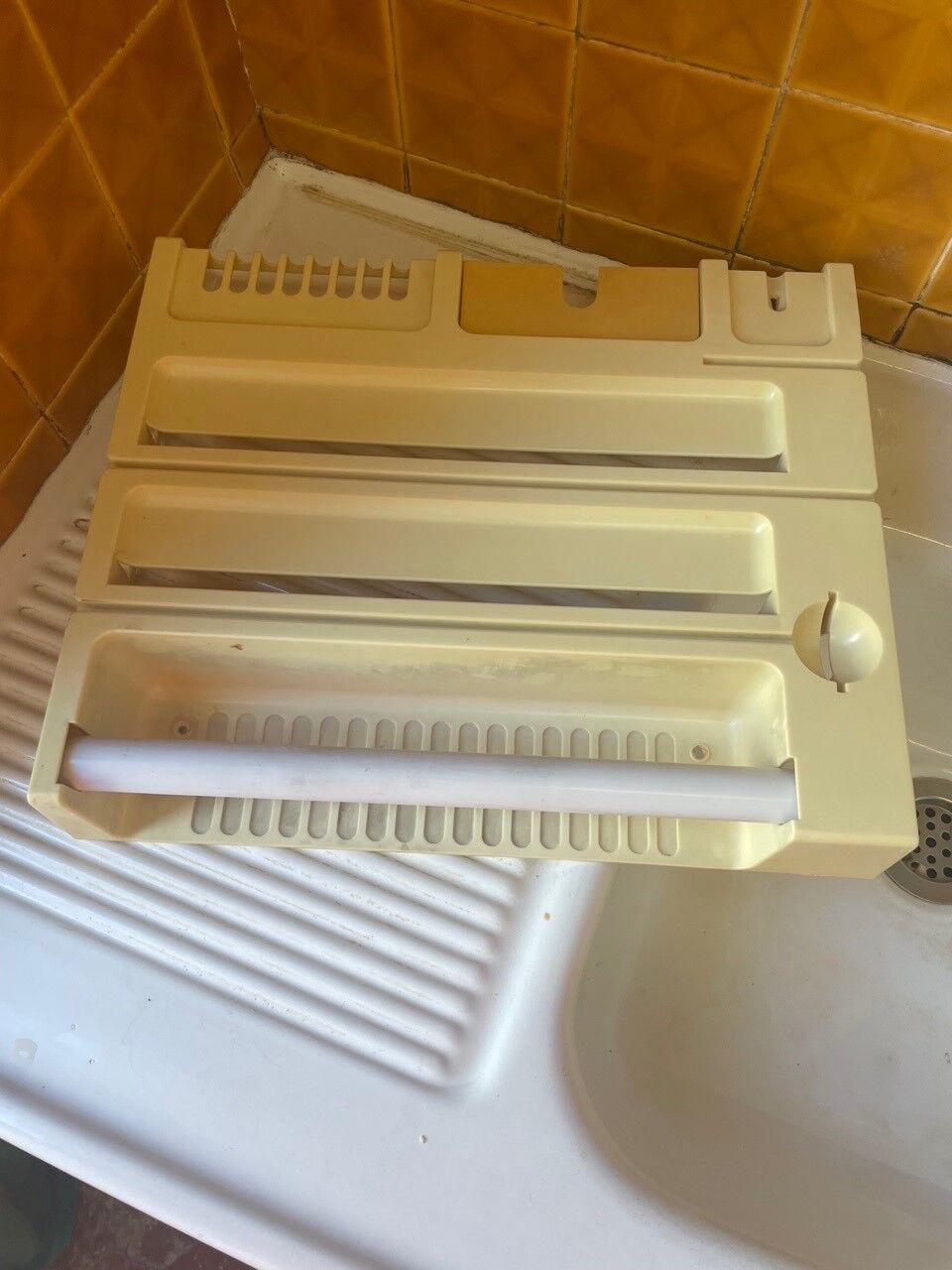 Servant wall kitchen door sopalin paper towel and food film and aluminum kitchen