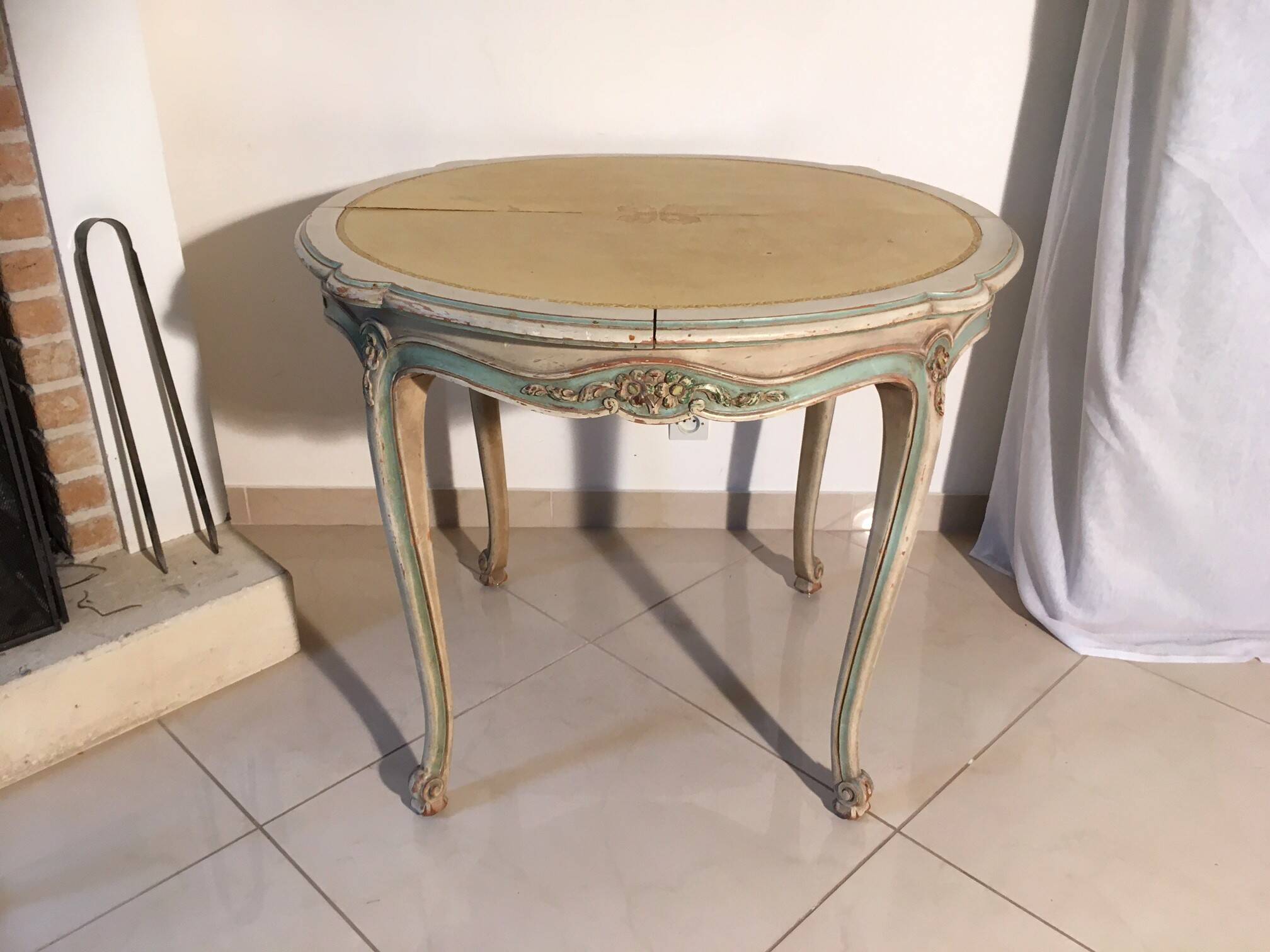 Provençal style table with its extensions