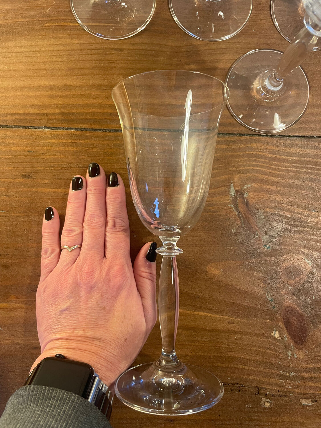 5 large tulip-shaped crystal glasses for wine or water.