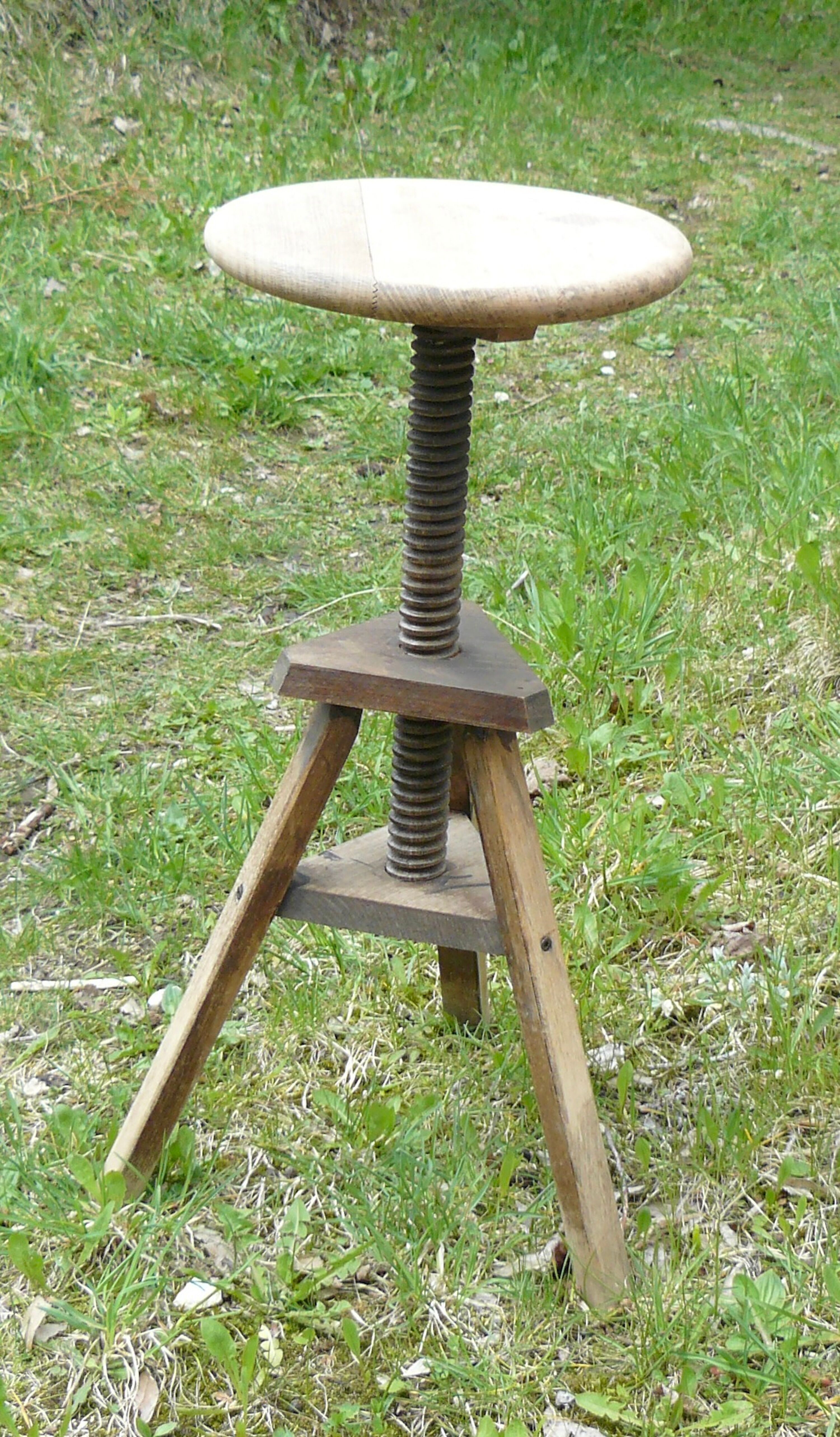Tabouret tripode réglable à vis