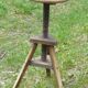 Tabouret tripode réglable à vis