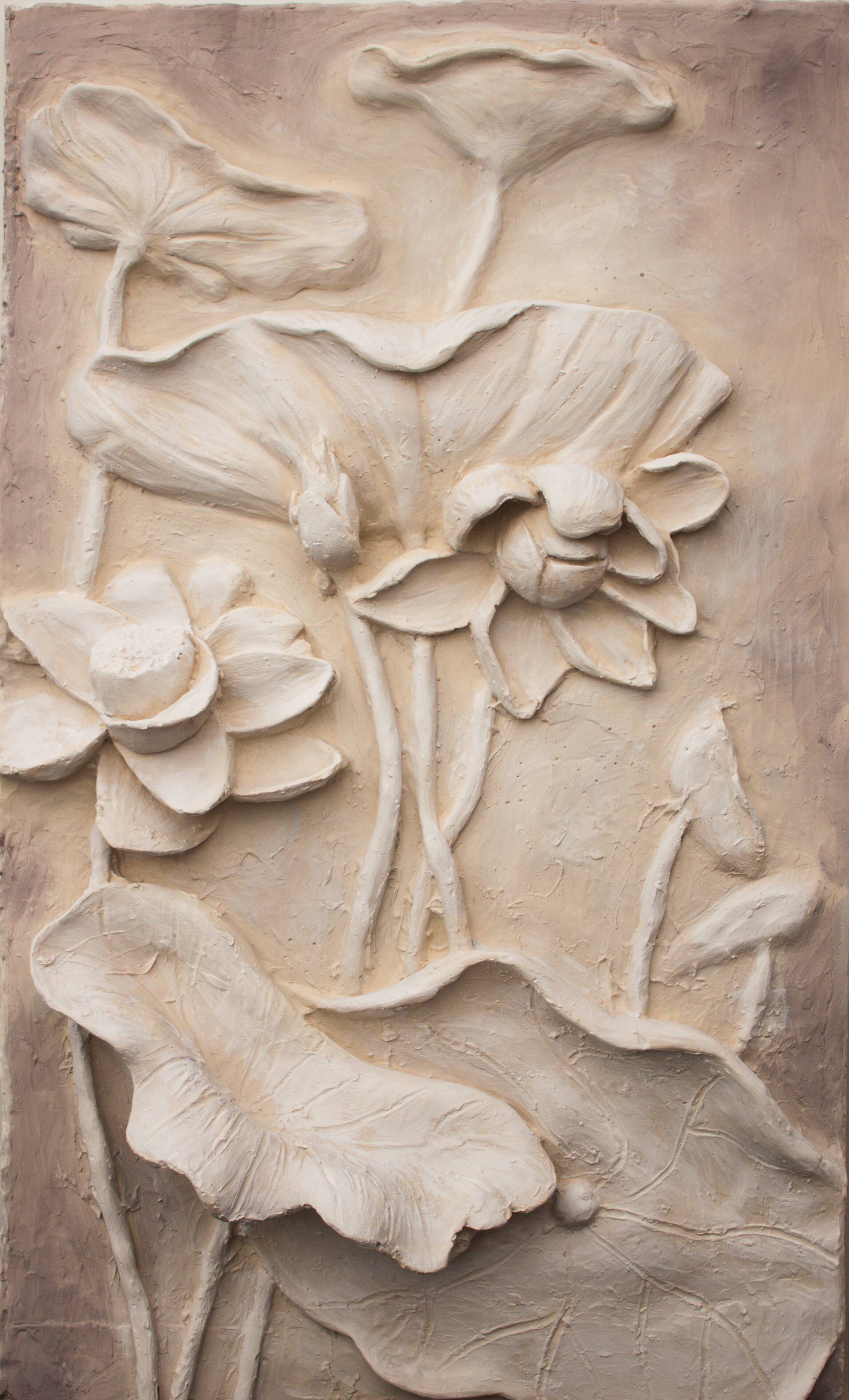 Relieve con flores. Bajorrelieve. Wall decoration.