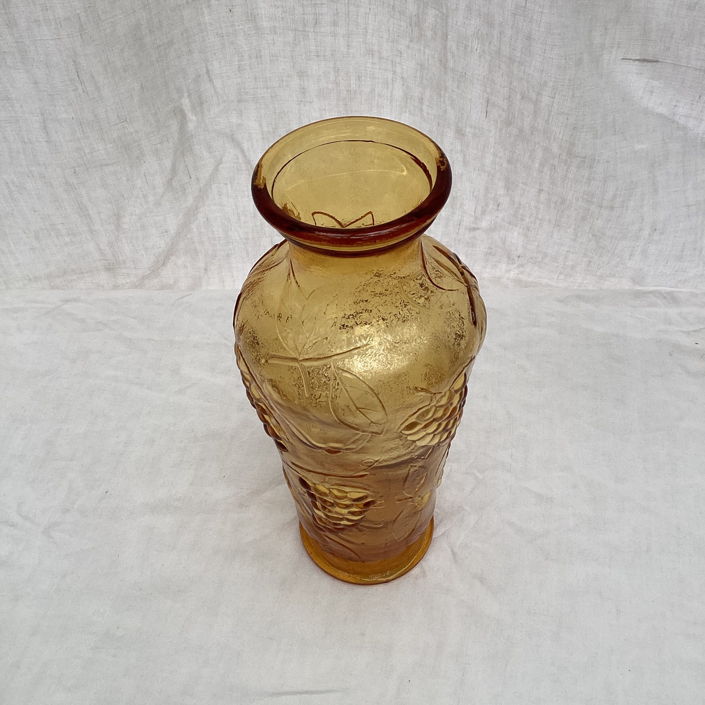 Italian vase in amber colored glass around the 1970s dimension -H-32,5cm L-14cm-
