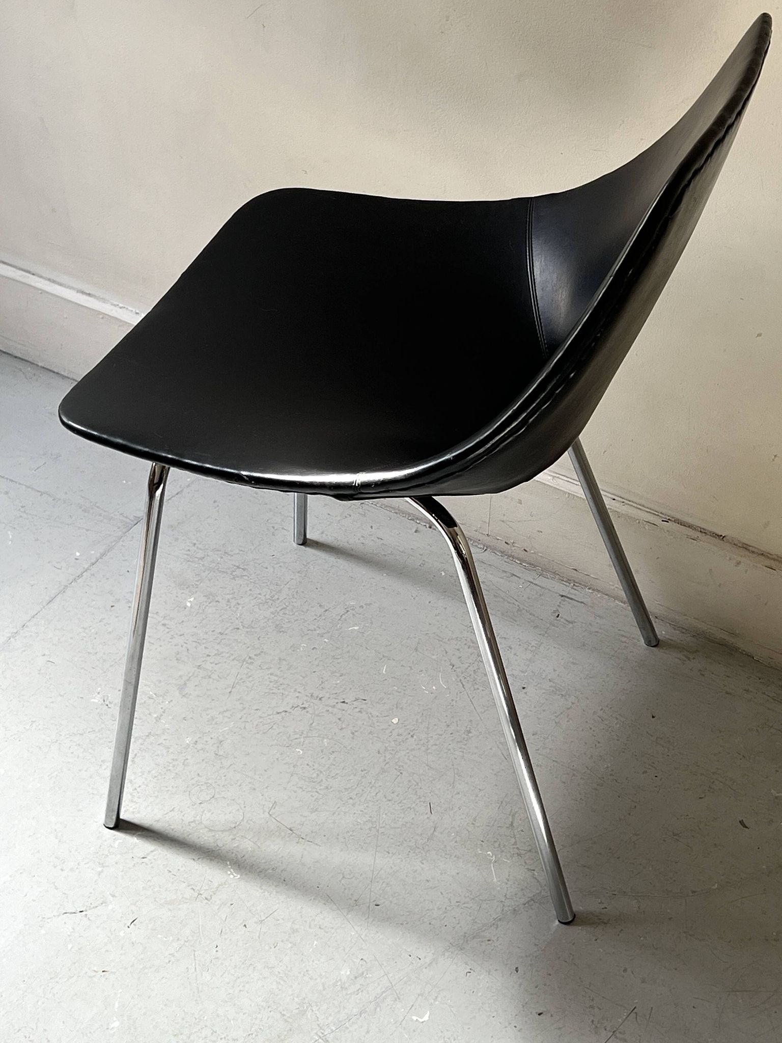 Barrel chair in black leather & chrome by Guariche for Steiner France 1970