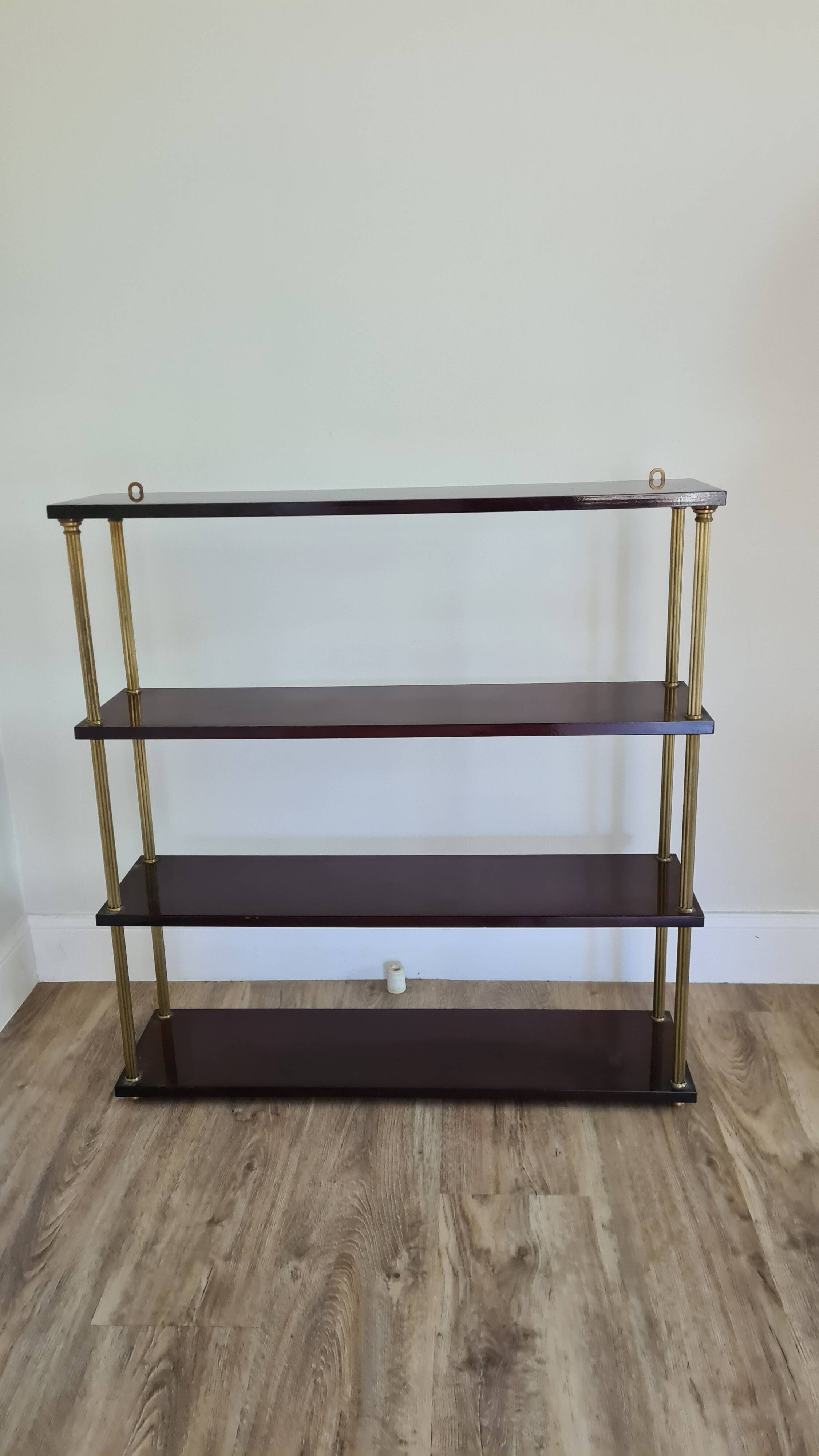 Grande étagère murale en acajou et laiton / années 60