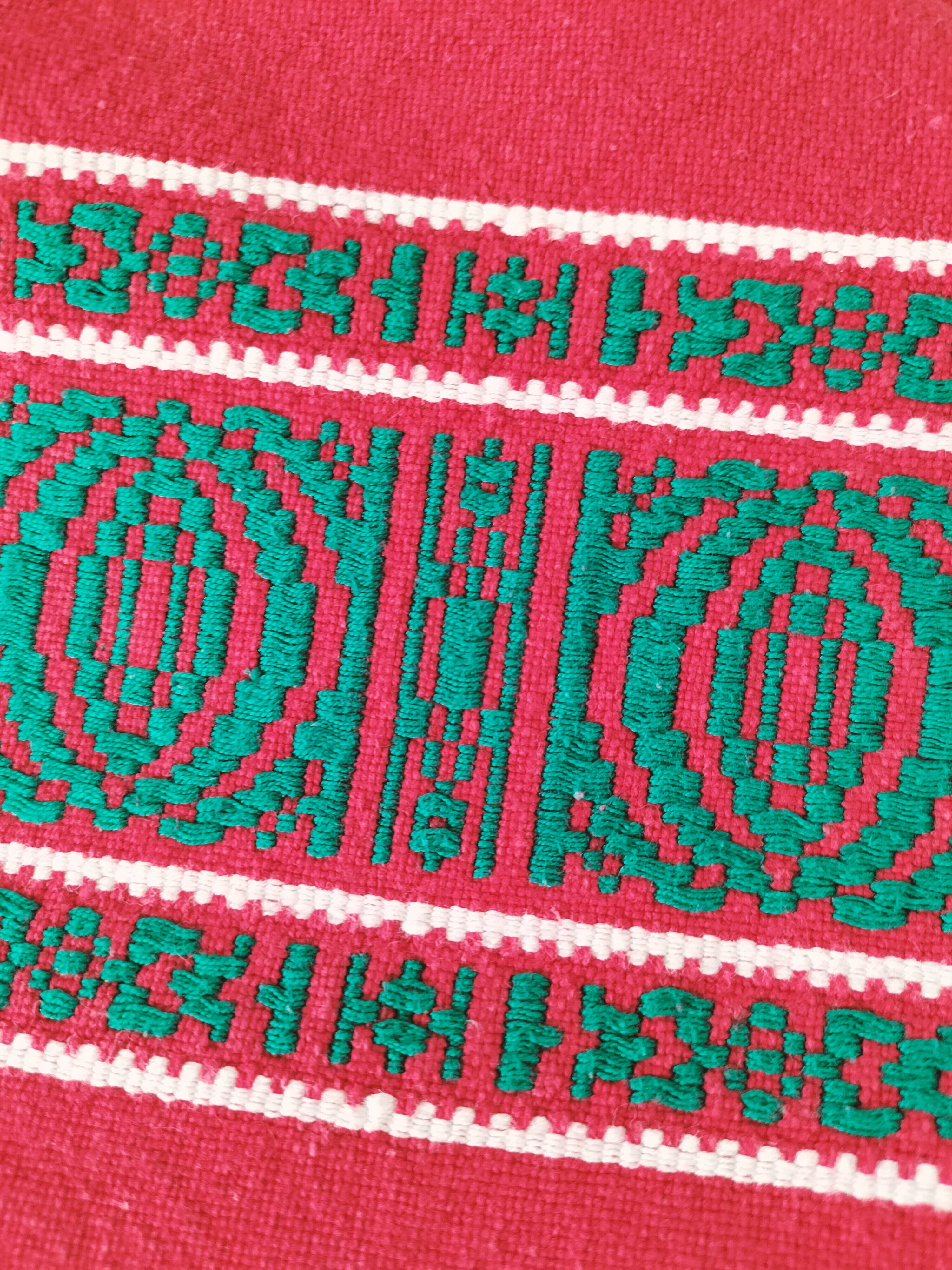 Red Basque tablecloth + 8 emerald green embroidered napkins