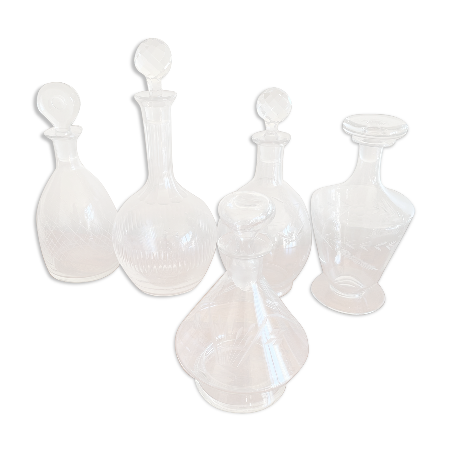 Lot 5 carafes en verre gravé