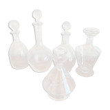 Lot 5 carafes en verre gravé