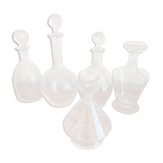 Lot 5 carafes en verre gravé