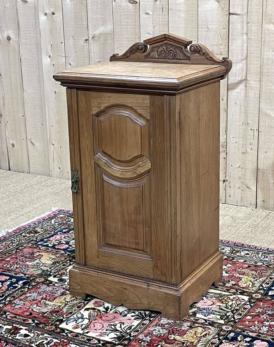 English bedside table in blonde mahogany from the early 20th century.