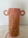 Vase en céramique rose aux anses circulaire abstrait