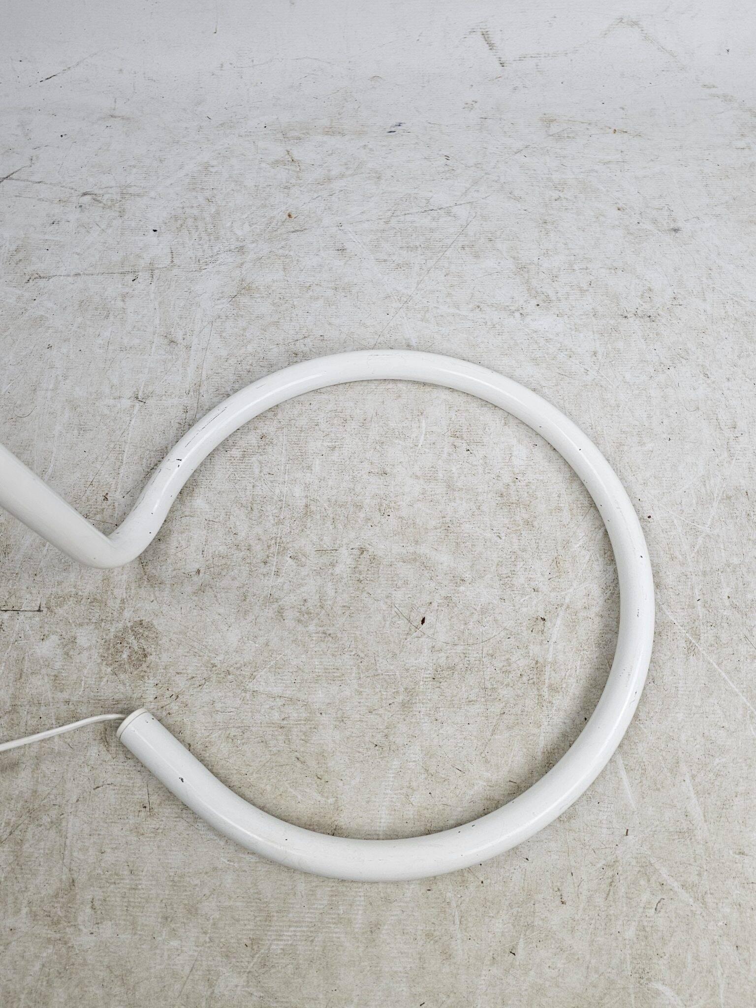 Lampadaire en métal blanc et plastique style futuriste