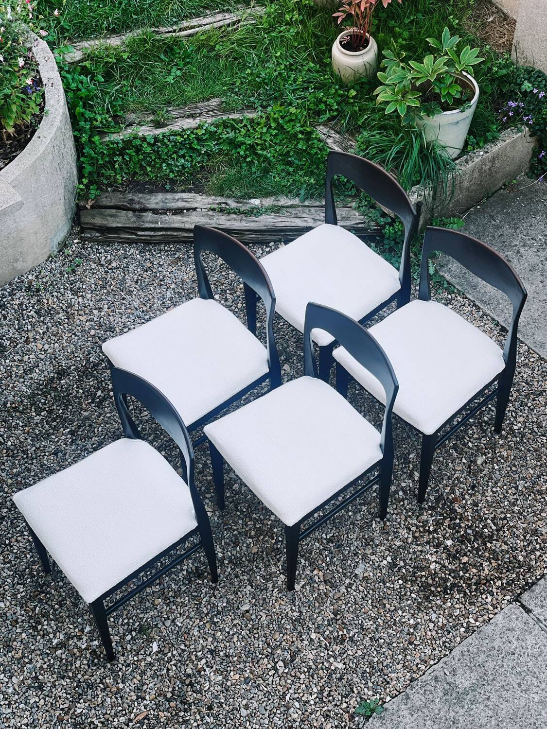 5 vintage chairs in dark wood and bouclé wool