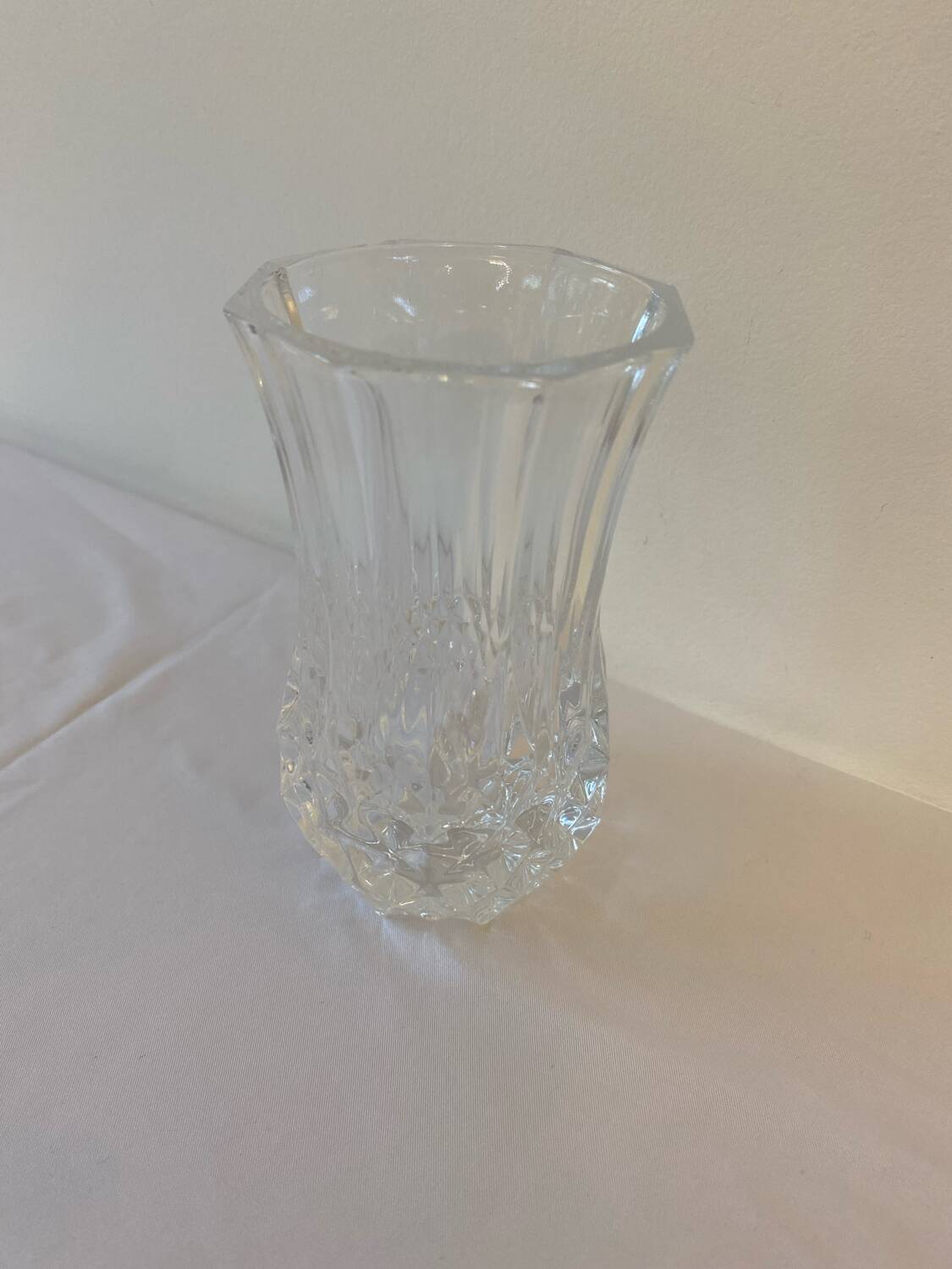 Petit vase en verre ciselé