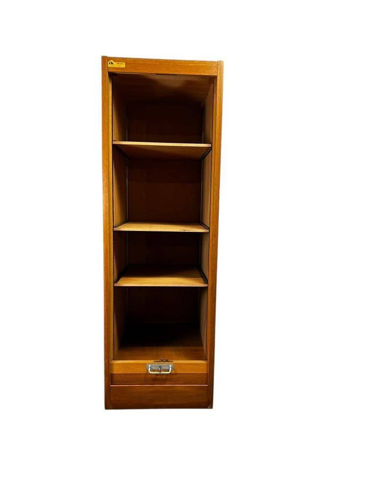 Armoire étroite vintage en bois avec volet roulant 'Soennecken'