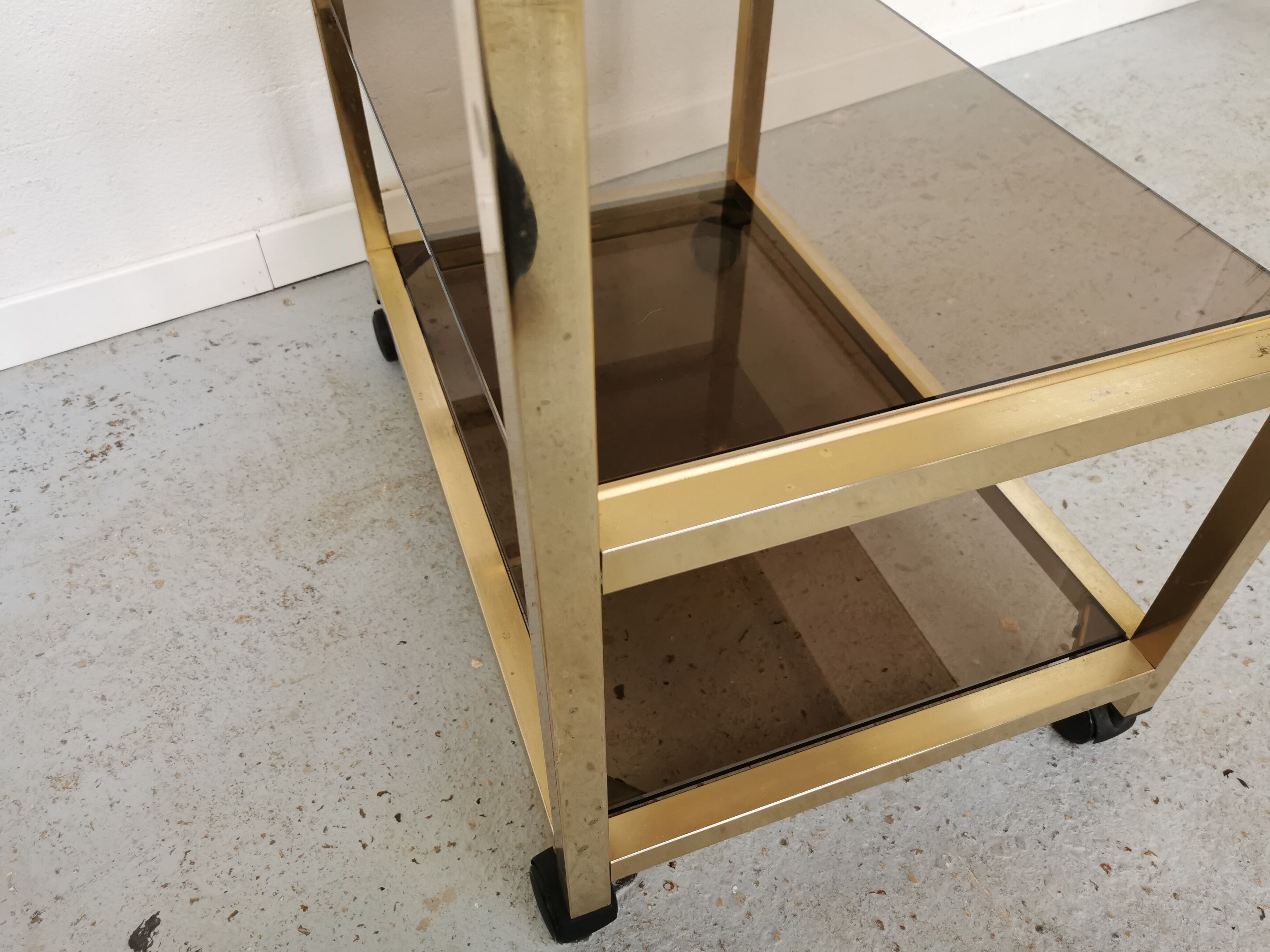 Serving table in brass and glass