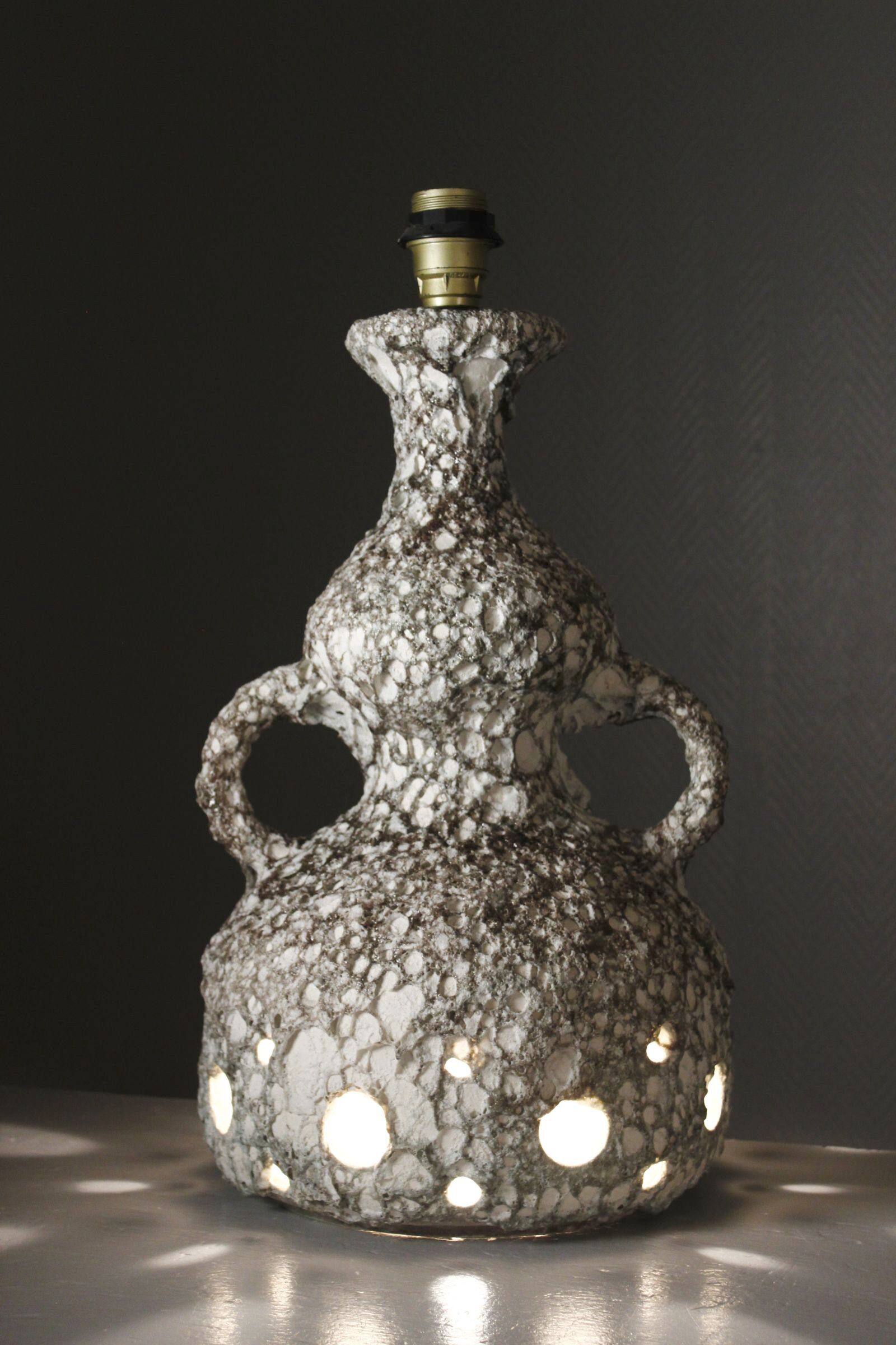 Large ceramic lamp base, fat lava, brutalist design, double lighting.
