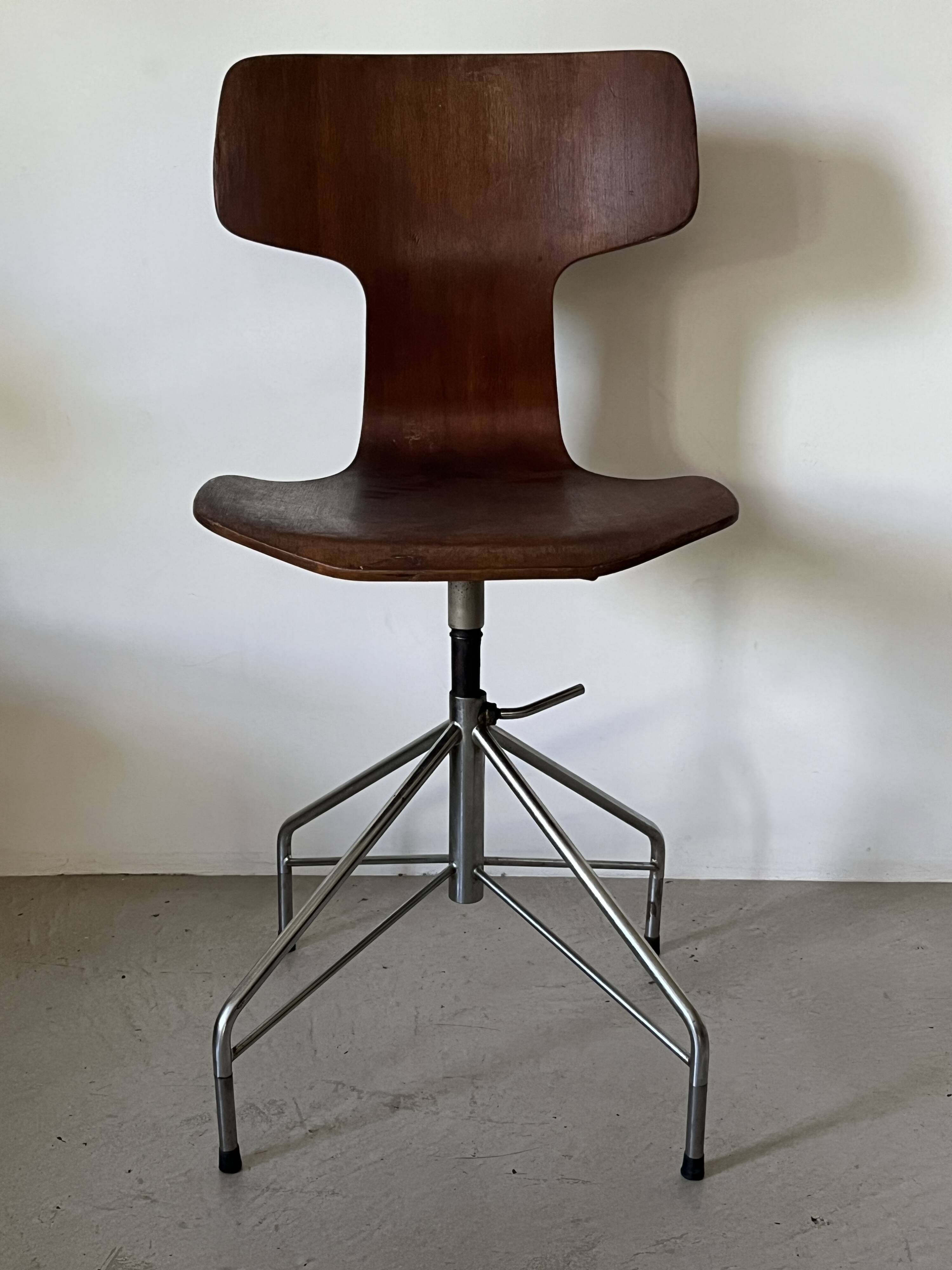 Hammer chair by Fritz Hansen, designed by Arne Jacobsen.