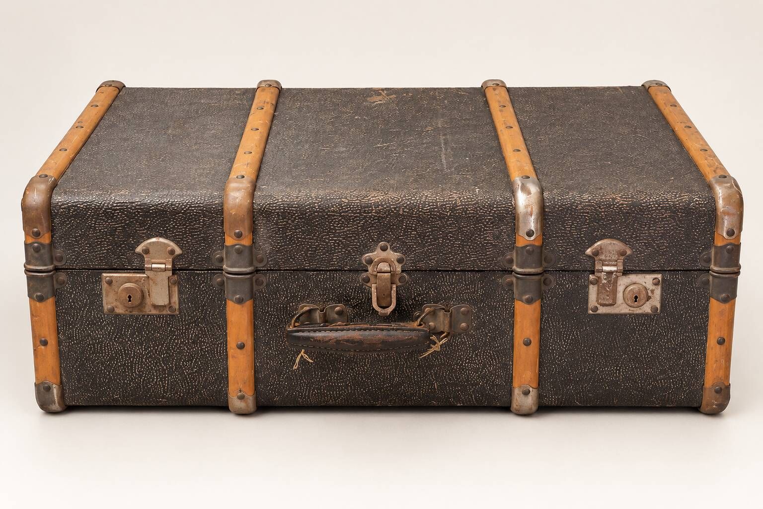 Vintage travel trunk – Wood, textured canvas and metal fittings
