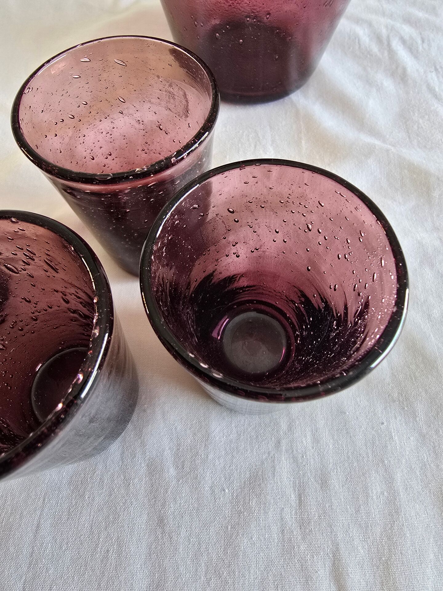 Service Verrerie de Biot, carafe et 4 verres en verre soufflé améthyste