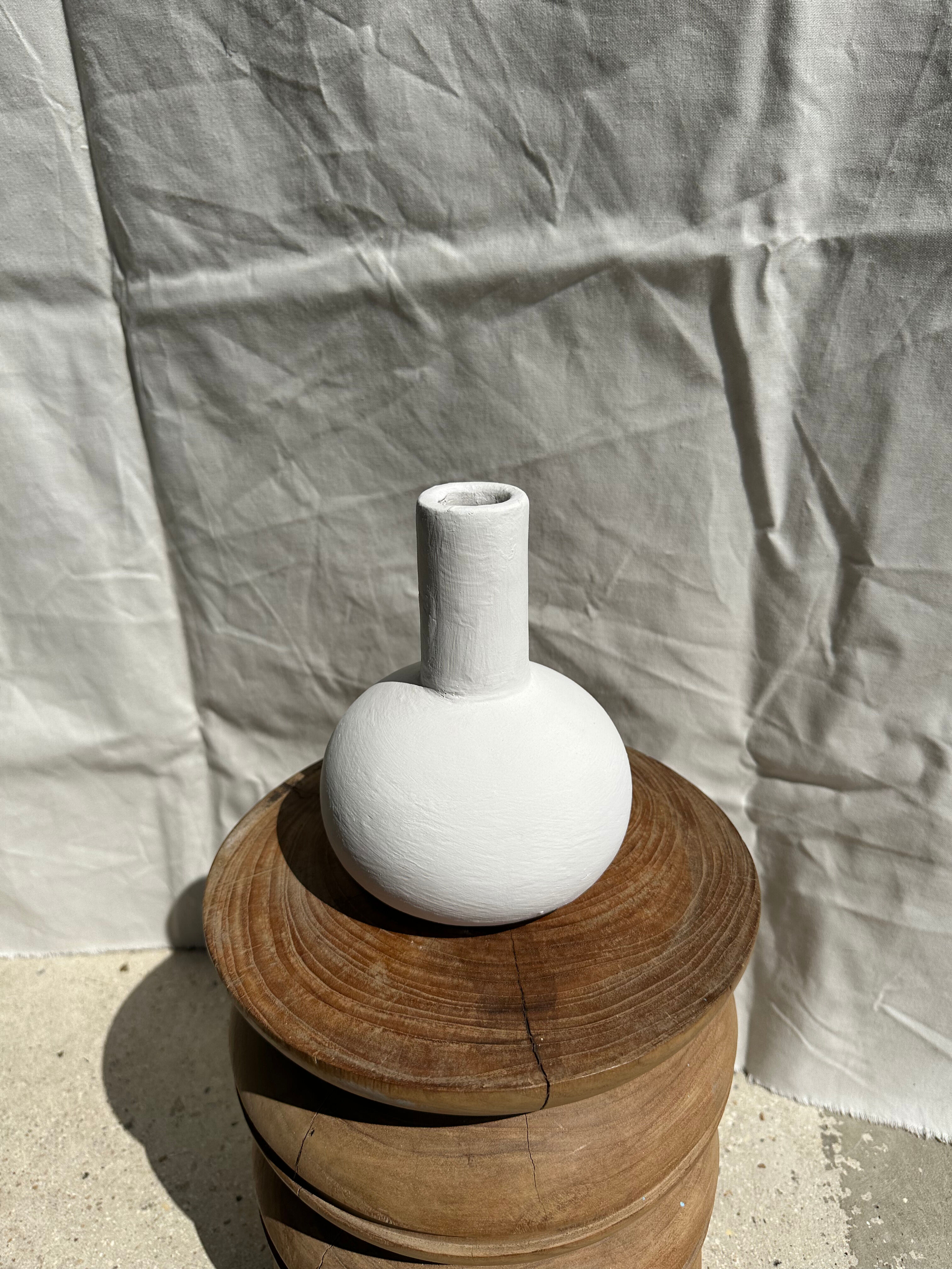 Handmade soliflore drop vase in terracotta painted white h:20 d:15