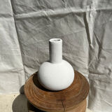 Handmade soliflore drop vase in terracotta painted white h:20 d:15