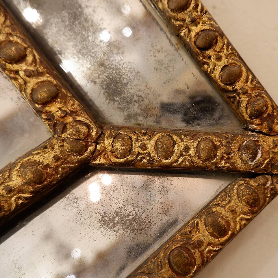 Miroir perlé en bois doré du 18e siècle