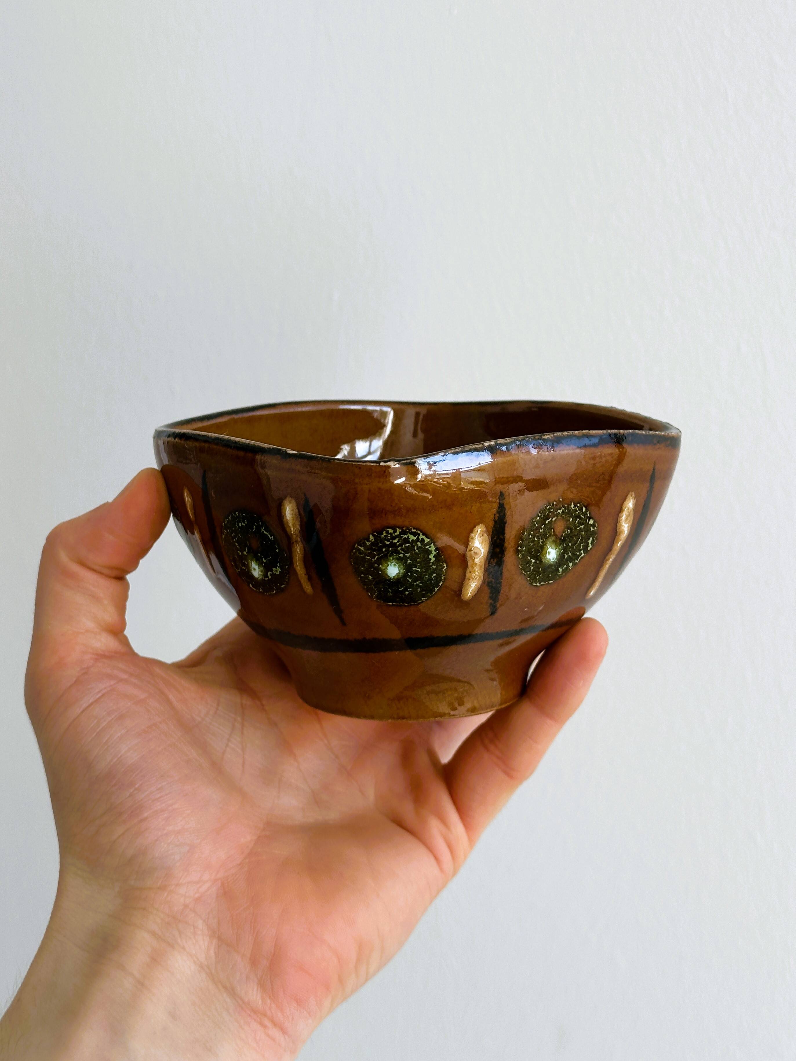 3 ceramic bowls.