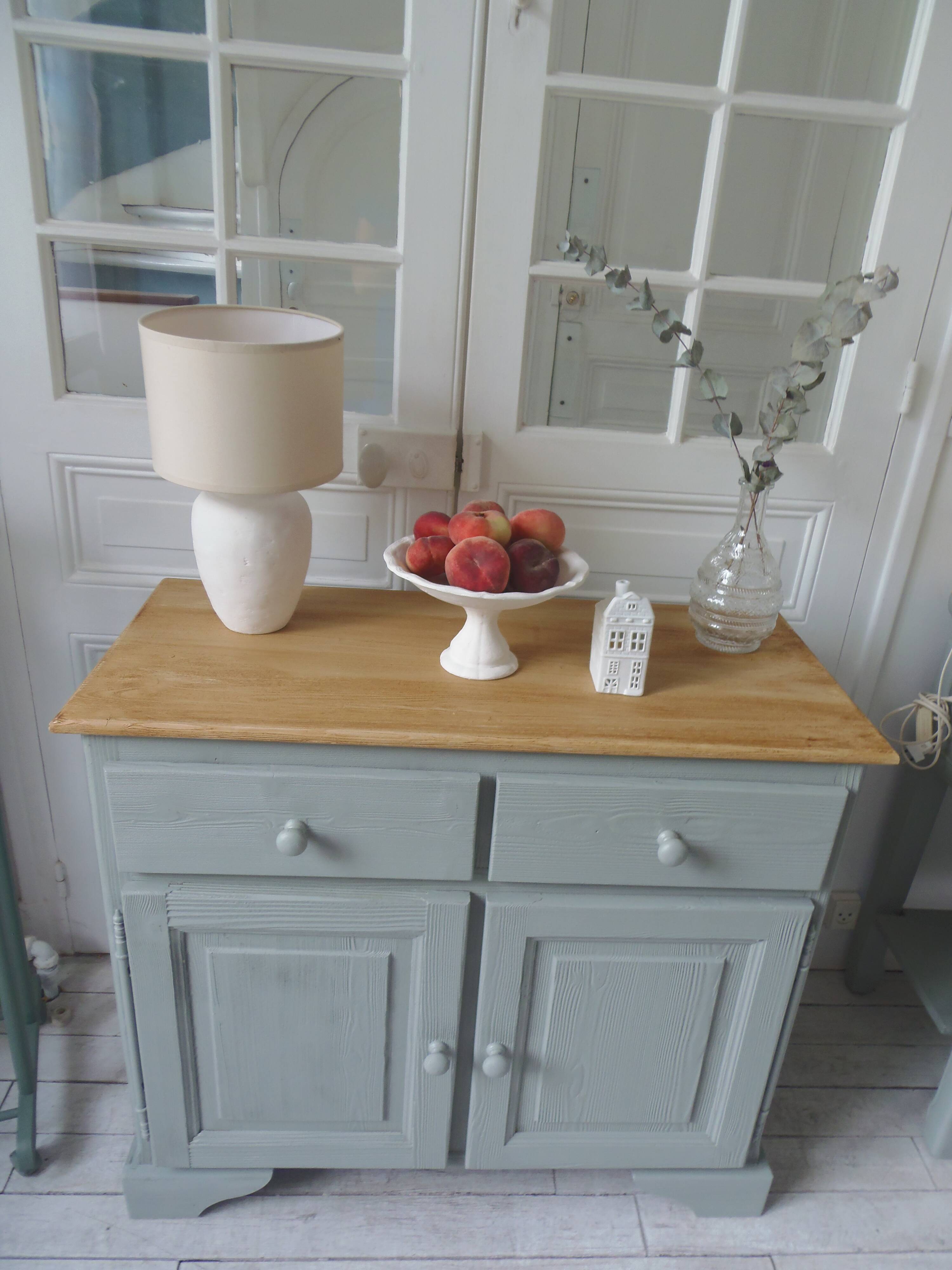 Compact buffet re-enchanted in grey-green, wooden top.