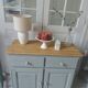 Buffet compacte  réenchantée en vert de gris, plateau bois.