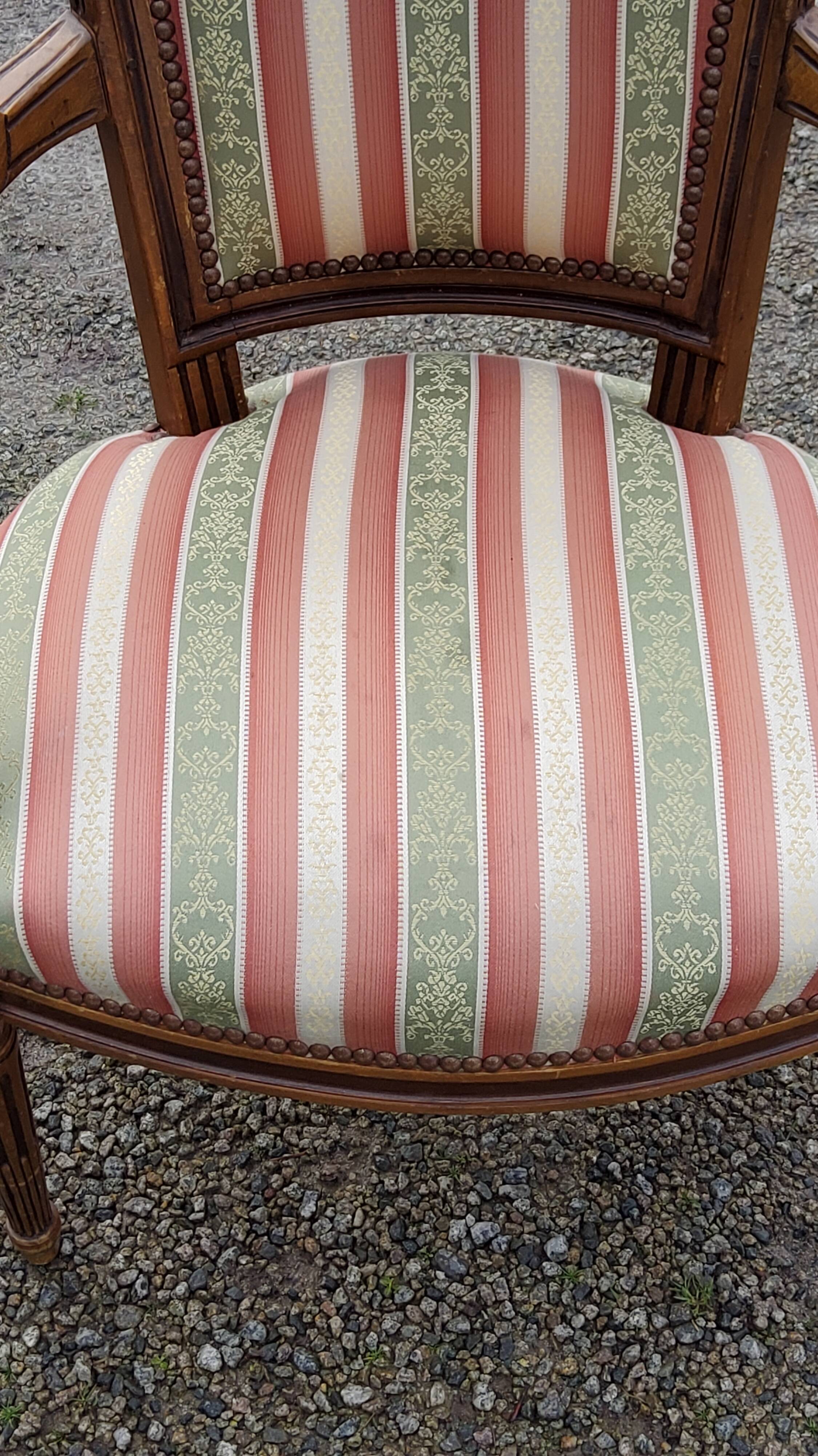 Paire de fauteuils cabriolets de style Louis XVI