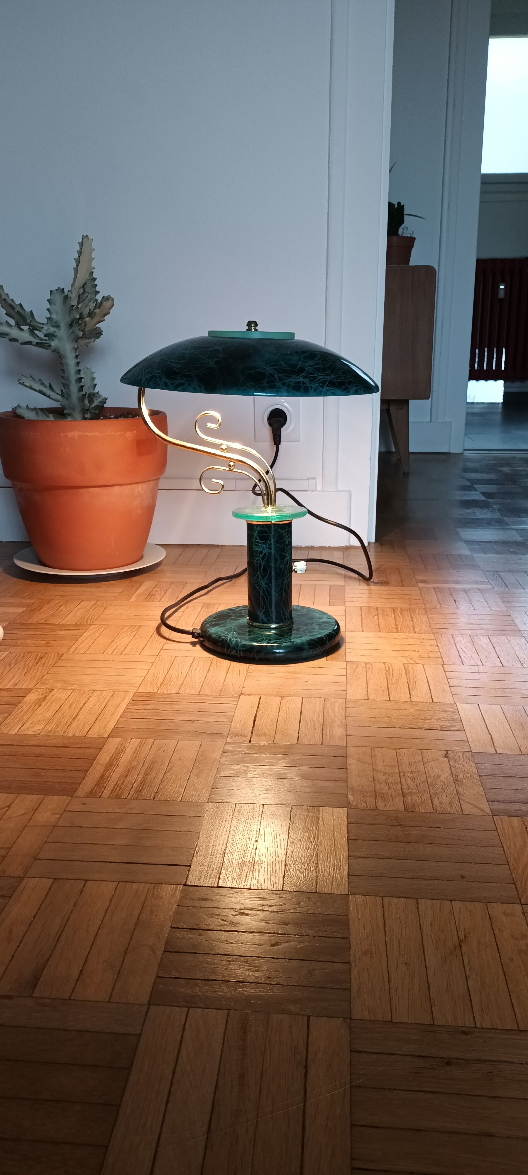 Vintage liner mushroom lamp