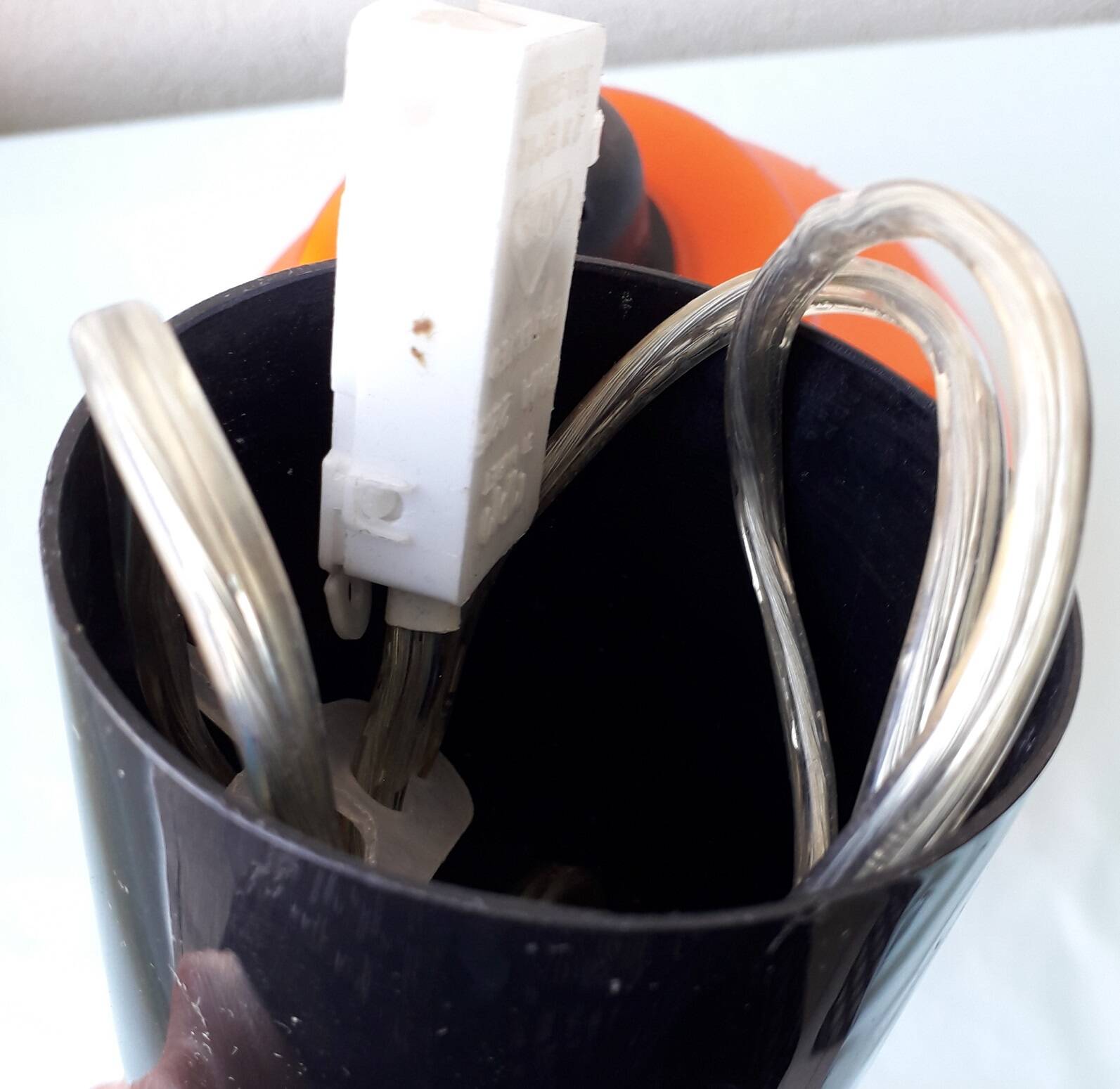 Orange suspension in opaline.